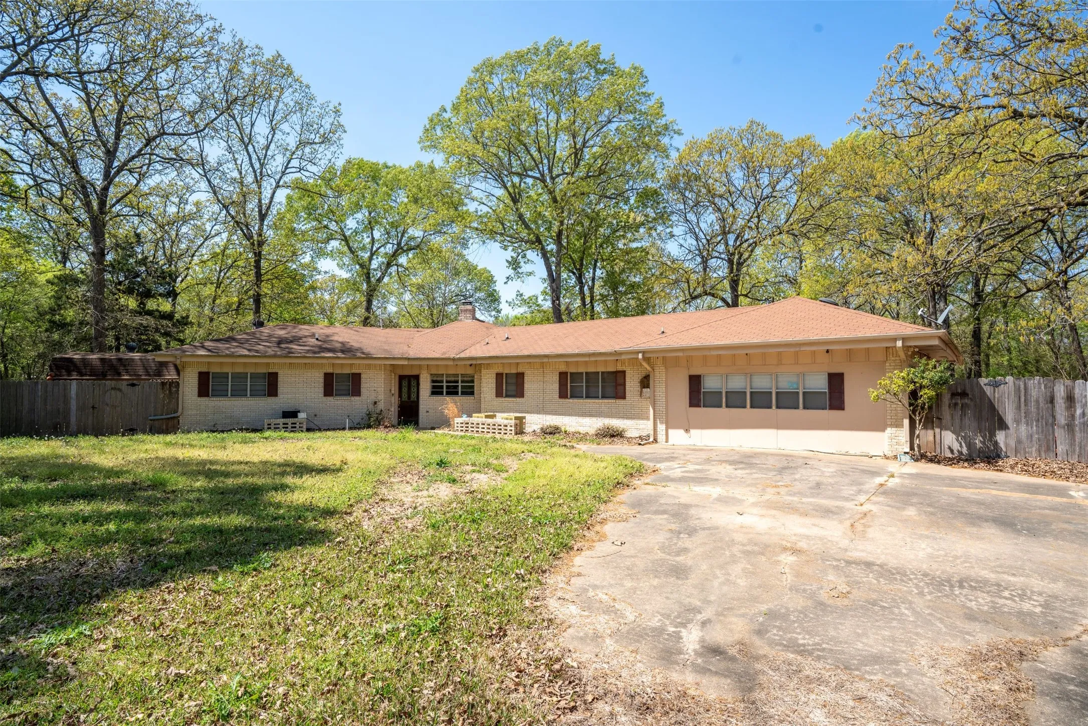 Single Family Residence For Sale in Lamar County , 375 County Road 45080, Powderly, Texas 75473, 3 Bedroom, 3 Bathroom, 2 Garage spaces, 2,464 Sqft, built in 1985, Price $275,000, mls#21218435, Real Estate Agent in Powderly, Homes For Sale in Lamar county, Homes For Sale in Powderly, Realtor in Powderly Texas, Real Estate Brokerage Independent Realty Texas, Luminita Cordes Realtor