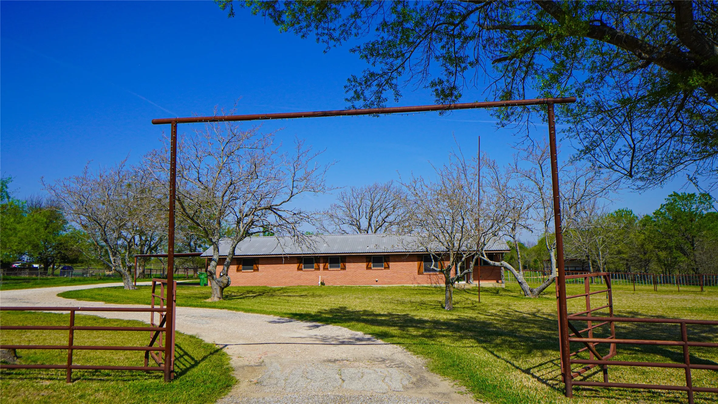 Single Family Residence For Rent in Kaufman County , 19761 N State Highway 34, Terrell, Texas 75161, 3 Bedroom, 2 Bathroom, Garage spaces, 1,720 Sqft, built in 1971, Preowned, Price $2,800, mls#21217670, Real Estate Agent in Terrell, Homes For Rent in Kaufman county, Homes For Rent in Terrell, Realtor in Terrell Texas, Real Estate Brokerage Independent Realty Texas, Luminita Cordes Realtor