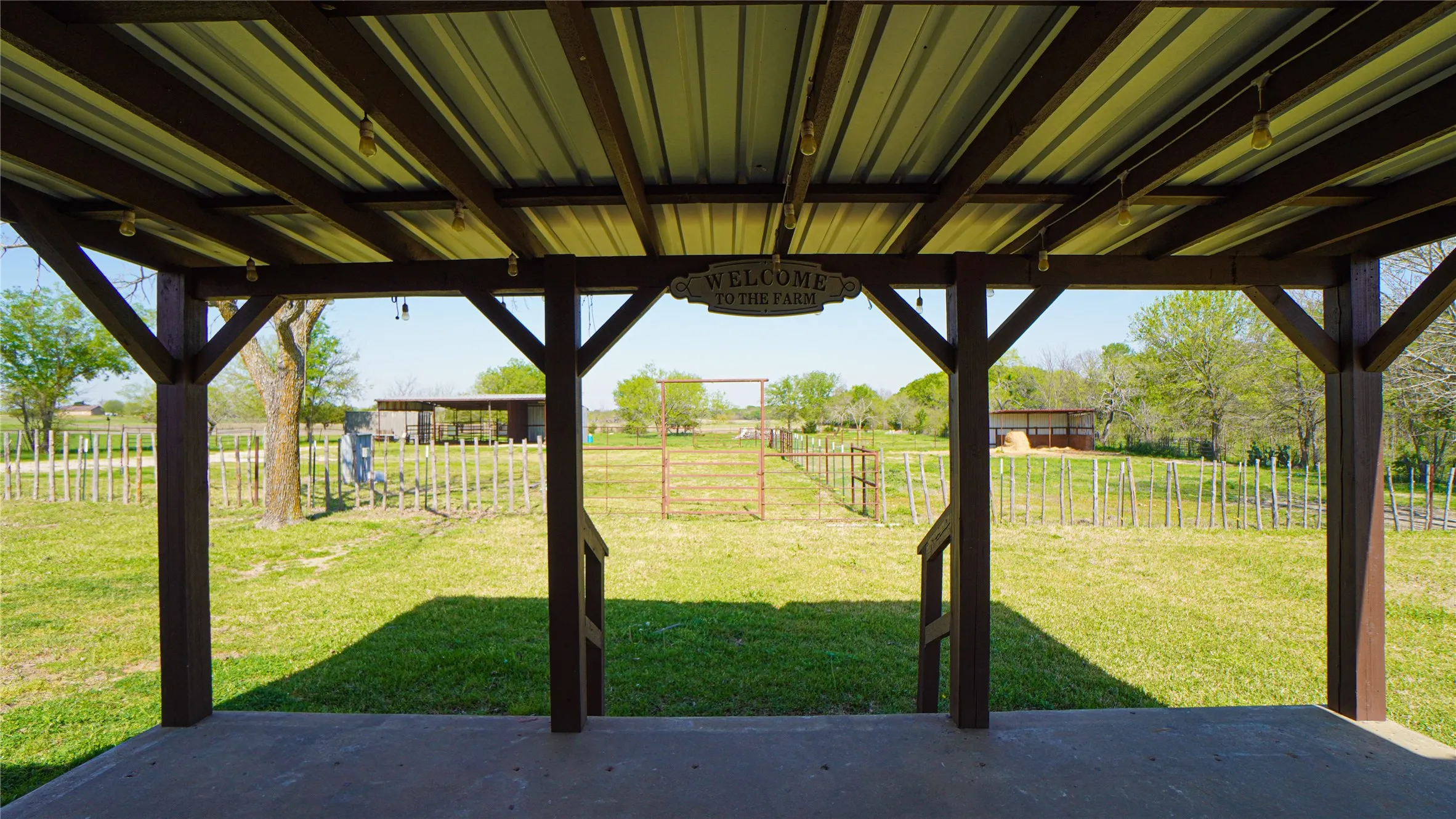 Single Family Residence For Rent in Kaufman County , 19761 N State Highway 34, Terrell, Texas 75161, 3 Bedroom, 2 Bathroom, Garage spaces, 1,720 Sqft, built in 1971, Preowned, Price $2,800, mls#21217670, Real Estate Agent in Terrell, Homes For Rent in Kaufman county, Homes For Rent in Terrell, Realtor in Terrell Texas, Real Estate Brokerage Independent Realty Texas, Luminita Cordes Realtor