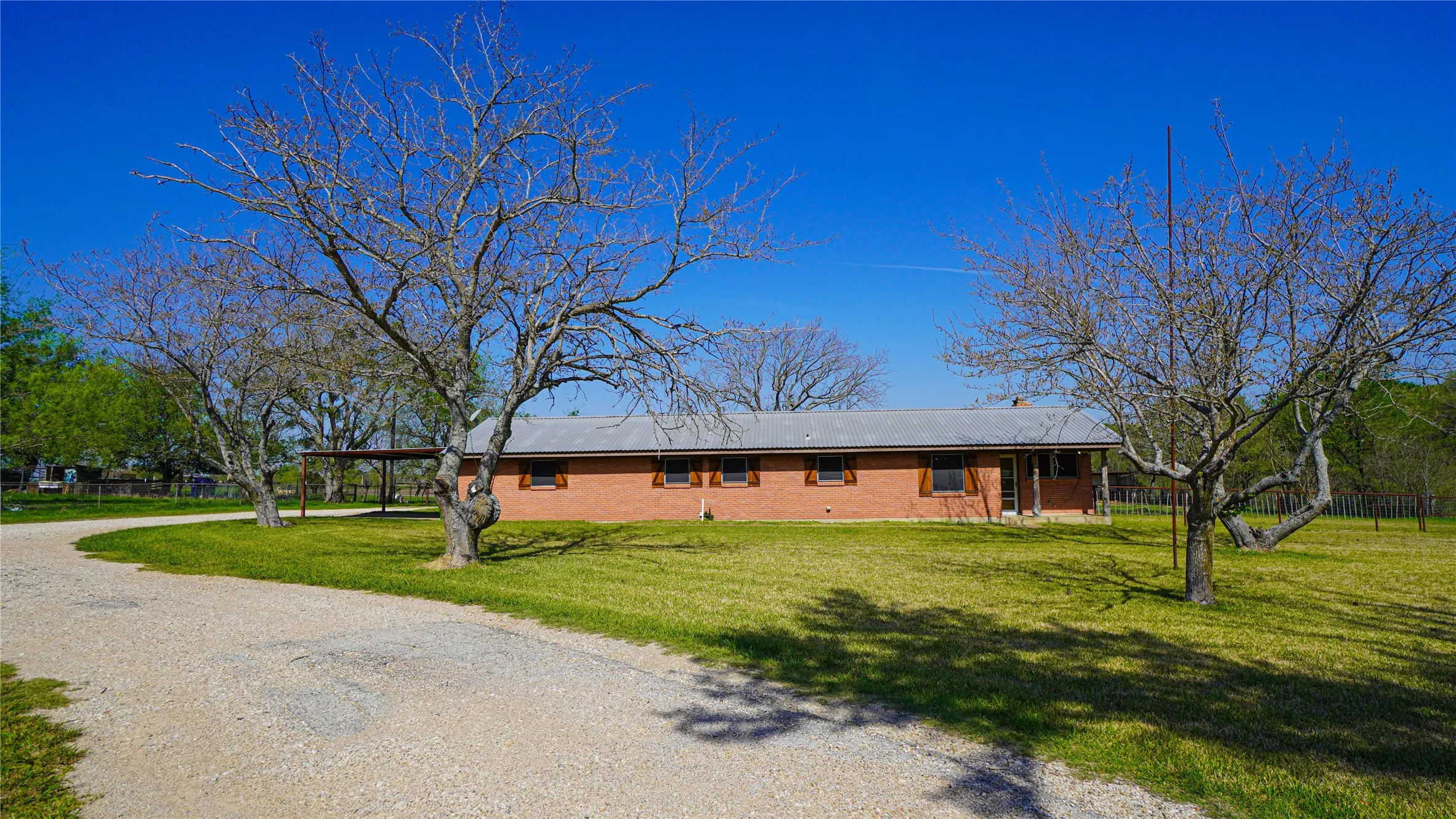 Single Family Residence For Rent in Kaufman County , 19761 N State Highway 34, Terrell, Texas 75161, 3 Bedroom, 2 Bathroom, Garage spaces, 1,720 Sqft, built in 1971, Preowned, Price $2,800, mls#21217670, Real Estate Agent in Terrell, Homes For Rent in Kaufman county, Homes For Rent in Terrell, Realtor in Terrell Texas, Real Estate Brokerage Independent Realty Texas, Luminita Cordes Realtor