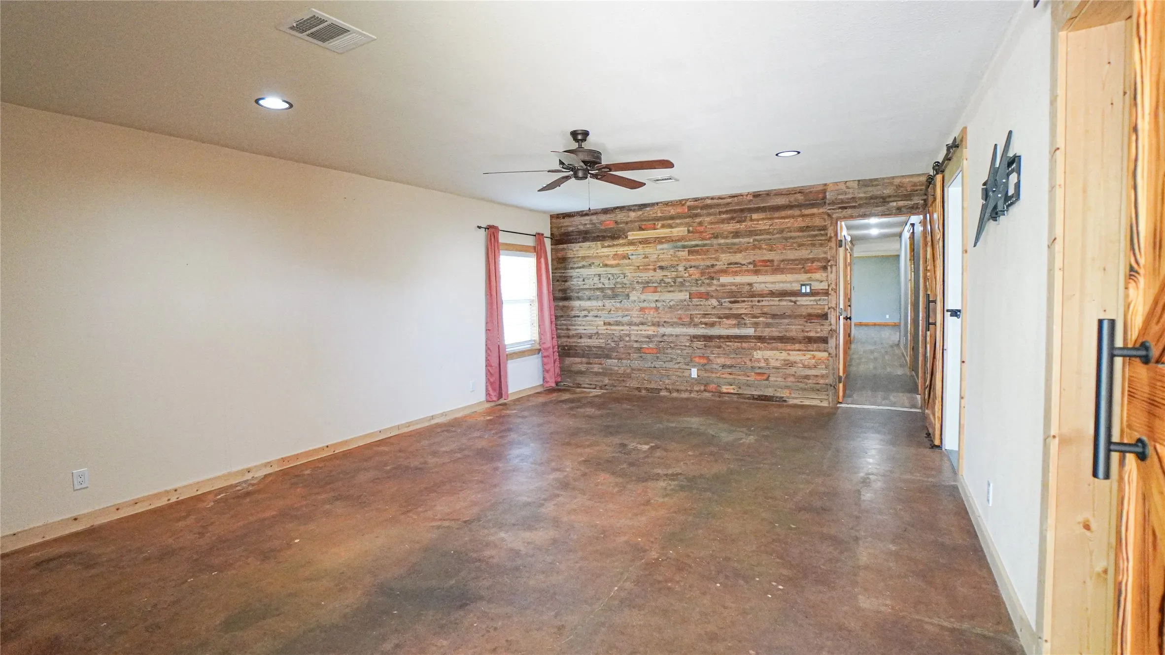 Single Family Residence For Rent in Kaufman County , 19761 N State Highway 34, Terrell, Texas 75161, 3 Bedroom, 2 Bathroom, Garage spaces, 1,720 Sqft, built in 1971, Preowned, Price $2,800, mls#21217670, Real Estate Agent in Terrell, Homes For Rent in Kaufman county, Homes For Rent in Terrell, Realtor in Terrell Texas, Real Estate Brokerage Independent Realty Texas, Luminita Cordes Realtor