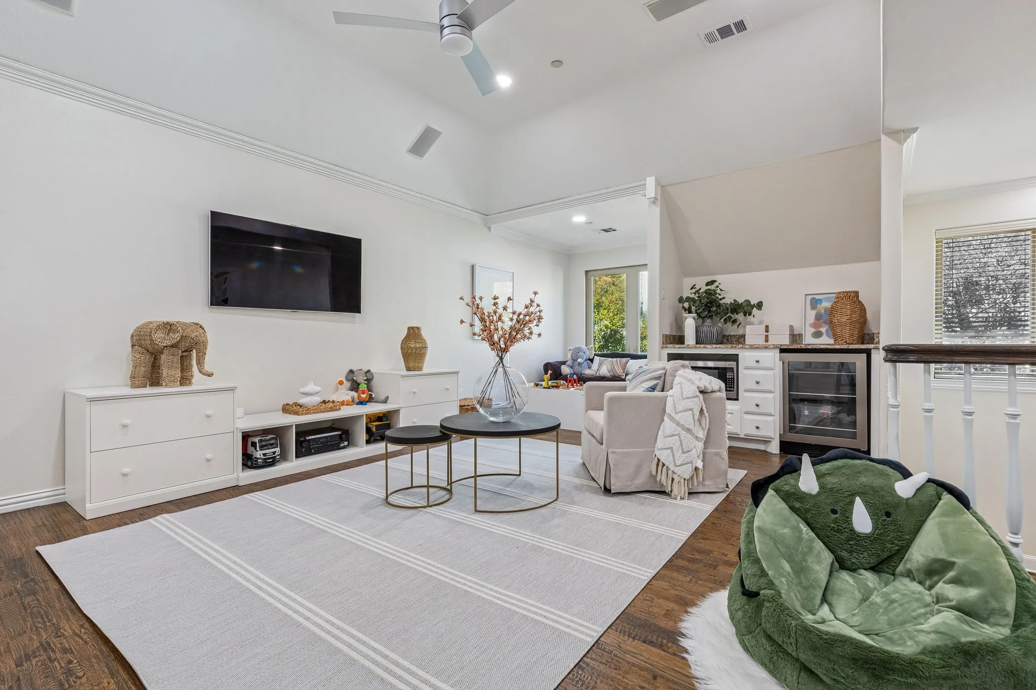 Upstairs game room/living area
