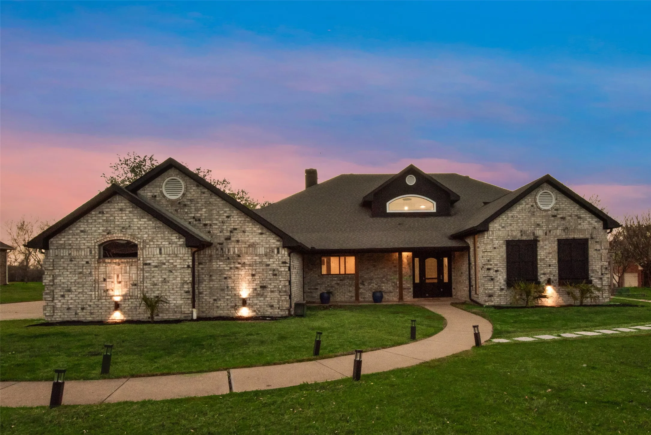 Single Family Residence For Sale in Rockwall County , 111 Luther Lane, Heath, Texas 75032, 4 Bedroom, 3 Bathroom, 2 Garage spaces, 3,698 Sqft, built in 1994, mls#21220846, Real Estate Agent in Heath, Homes For Sale in Rockwall county, Homes For Sale in Heath, Realtor in Heath Texas, Real Estate Brokerage Independent Realty Texas, Luminita Cordes Realtor