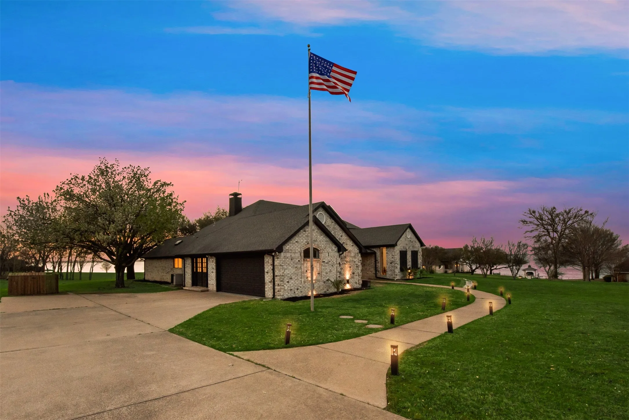 Single Family Residence For Sale in Rockwall County , 111 Luther Lane, Heath, Texas 75032, 4 Bedroom, 3 Bathroom, 2 Garage spaces, 3,698 Sqft, built in 1994, mls#21220846, Real Estate Agent in Heath, Homes For Sale in Rockwall county, Homes For Sale in Heath, Realtor in Heath Texas, Real Estate Brokerage Independent Realty Texas, Luminita Cordes Realtor