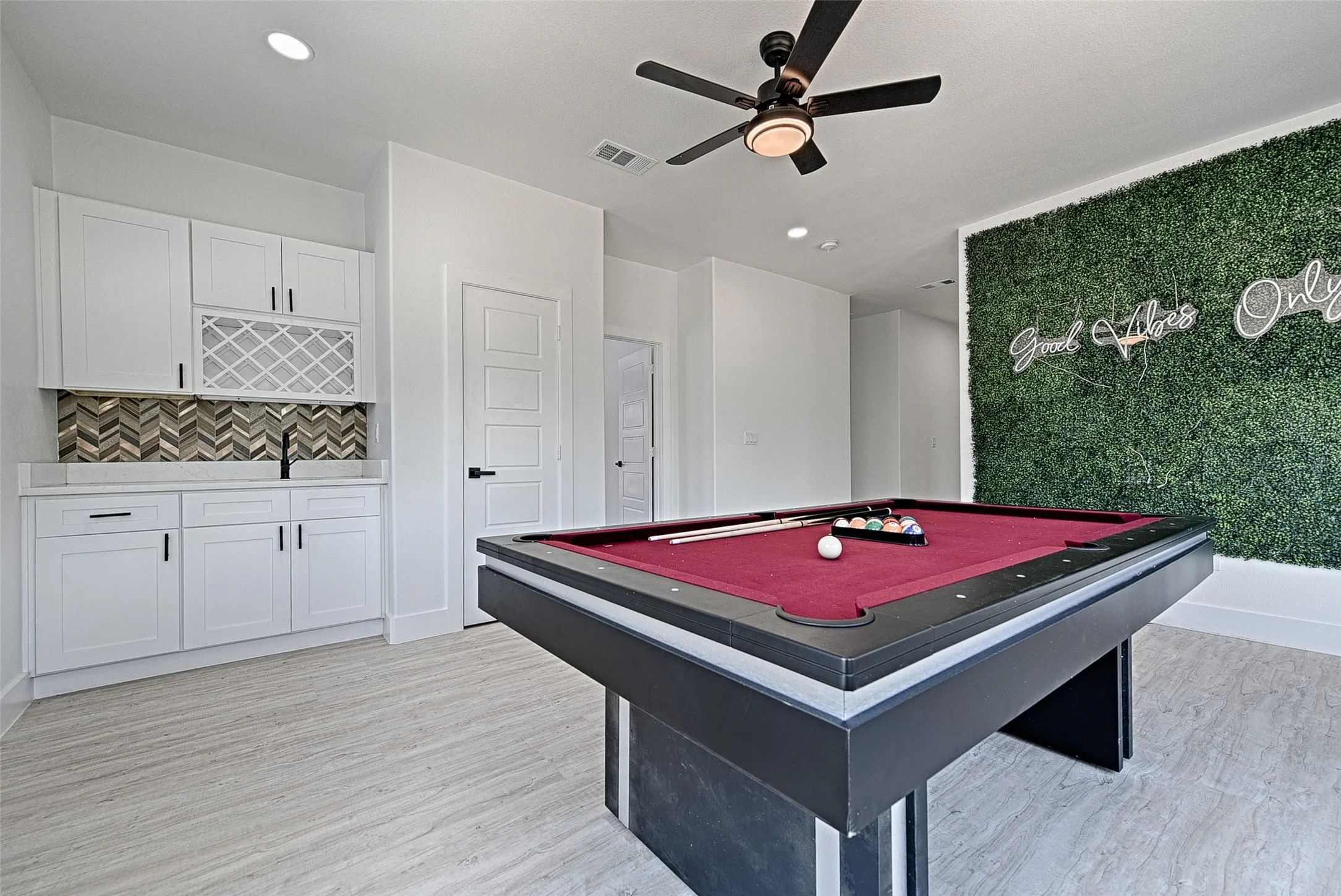 Single Family Residence For Rent in Dallas County , 3319 Wake Street, Dallas, Texas 75212, 5 Bedrooms, 4 Bathrooms, 2 Garage spaces, 3,665 Sqft, built in 2021, Preowned, Price $6,500, mls#21220925, Real Estate Agent in Dallas, Homes For Rent in Dallas county, Homes For Rent in Dallas, Realtor in Dallas Texas, Real Estate Brokerage Independent Realty Texas, Luminita Cordes Realtor