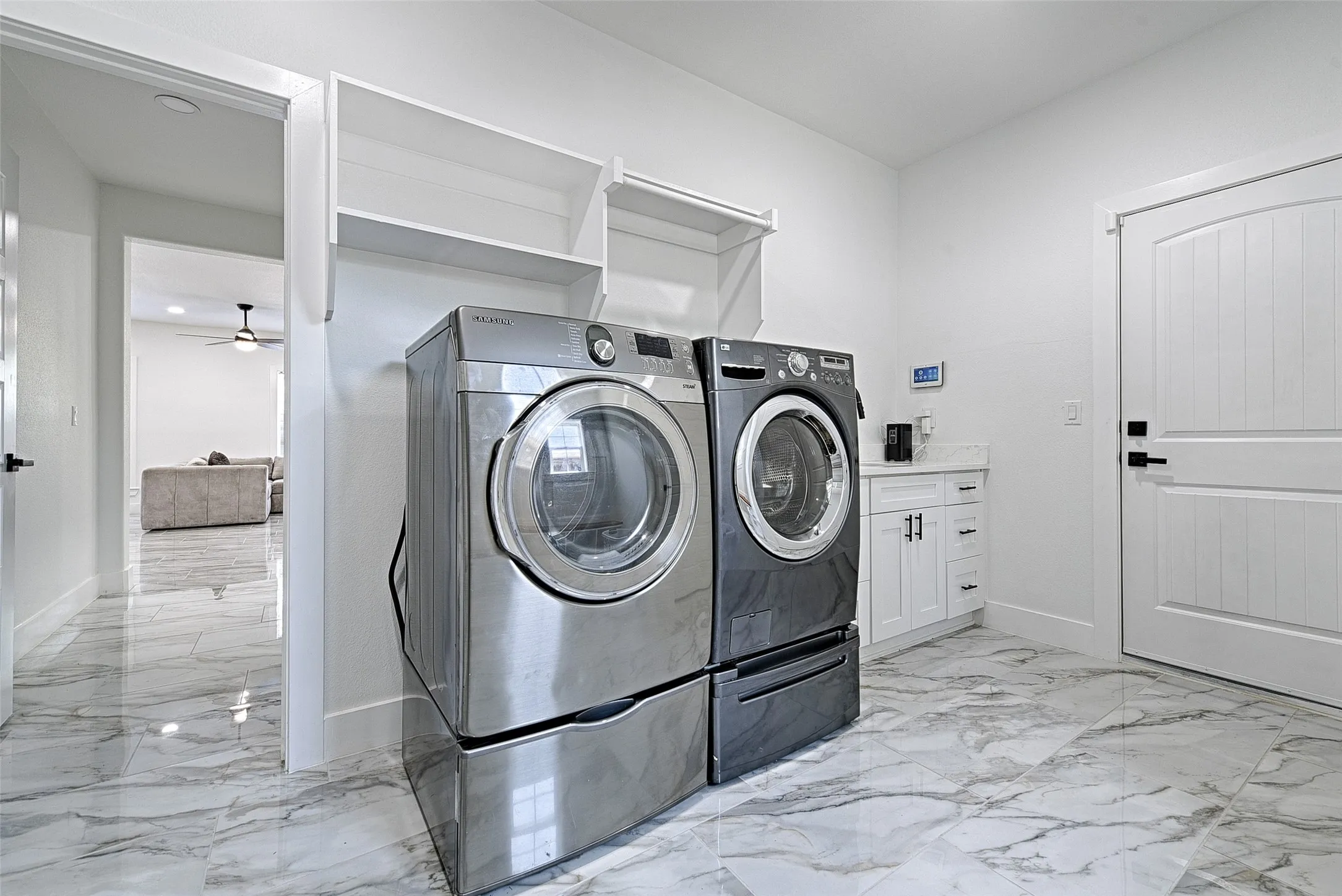 Single Family Residence For Rent in Dallas County , 3319 Wake Street, Dallas, Texas 75212, 5 Bedrooms, 4 Bathrooms, 2 Garage spaces, 3,665 Sqft, built in 2021, Preowned, Price $6,500, mls#21220925, Real Estate Agent in Dallas, Homes For Rent in Dallas county, Homes For Rent in Dallas, Realtor in Dallas Texas, Real Estate Brokerage Independent Realty Texas, Luminita Cordes Realtor