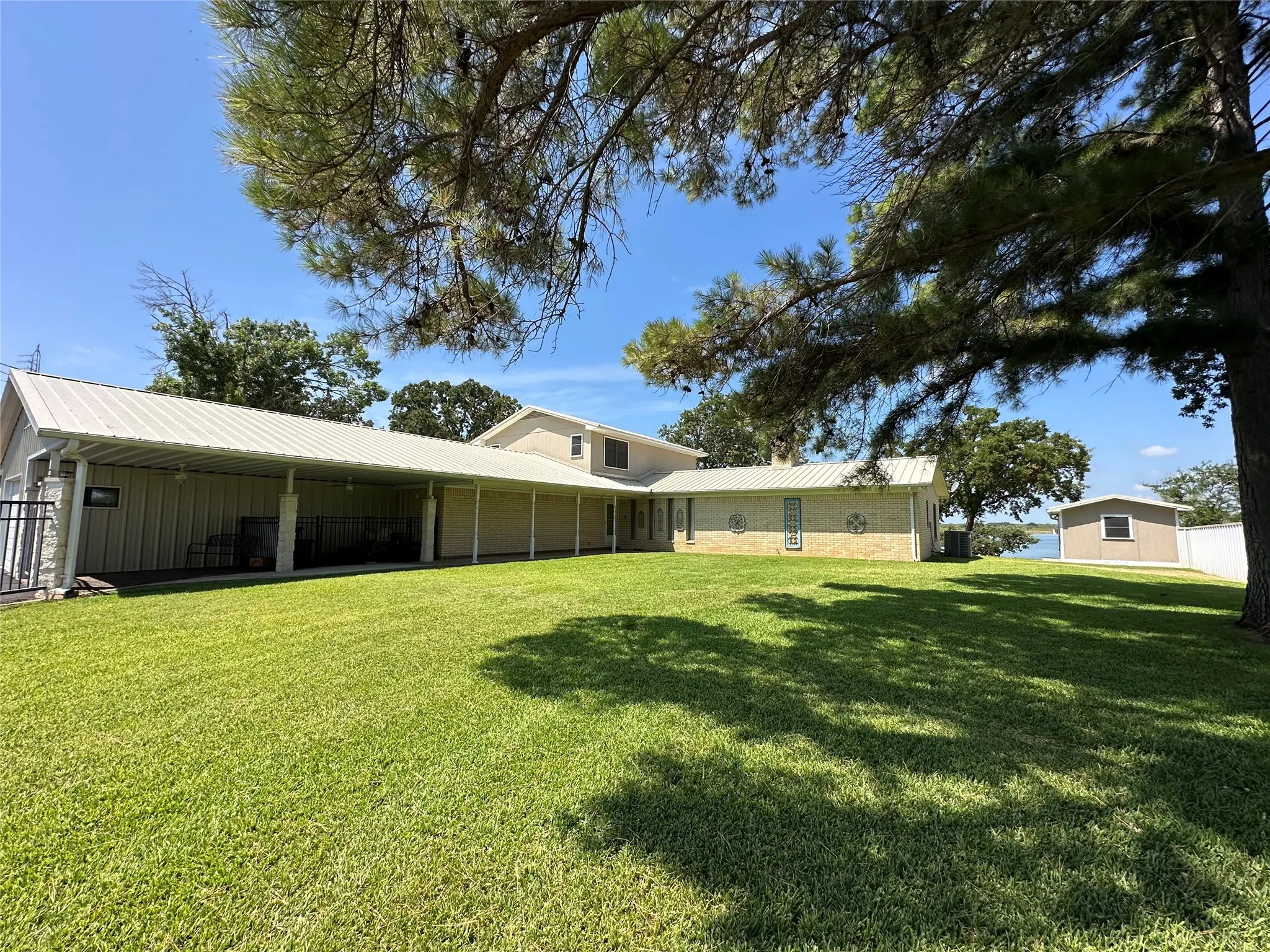 Single Family Residence For Sale in Stephens County , 10297 County Road 197, Breckenridge, Texas 76424, 4 Bedroom, 4 Bathroom, 1 Garage spaces, 3,490 Sqft, built in 1970, mls#21220975, Real Estate Agent in Breckenridge, Homes For Sale in Stephens county, Homes For Sale in Breckenridge, Realtor in Breckenridge Texas, Real Estate Brokerage Independent Realty Texas, Luminita Cordes Realtor