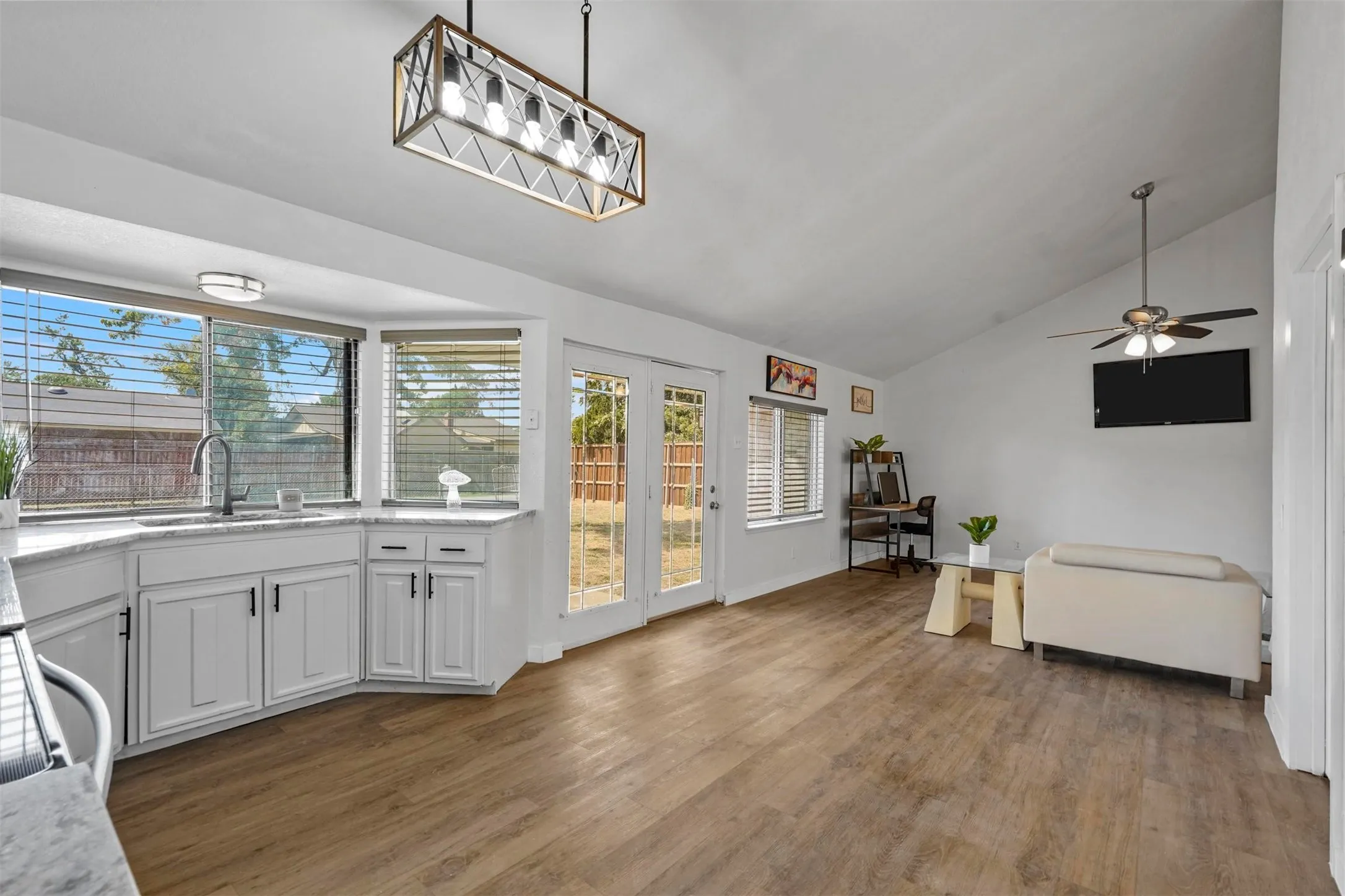 Single Family Residence For Sale in Dallas County , 425 Rollingridge Lane, Garland, Texas 75043, 3 Bedroom, 2 Bathroom, 1 Garage spaces, 1,736 Sqft, built in 1969, mls#21220892, Real Estate Agent in Garland, Homes For Sale in Dallas county, Homes For Sale in Garland, Realtor in Garland Texas, Real Estate Brokerage Independent Realty Texas, Luminita Cordes Realtor