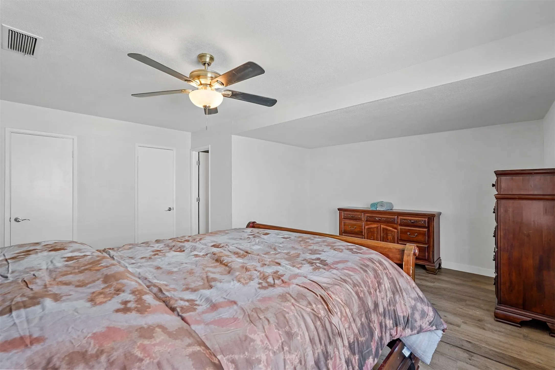 Single Family Residence For Sale in Dallas County , 425 Rollingridge Lane, Garland, Texas 75043, 3 Bedroom, 2 Bathroom, 1 Garage spaces, 1,736 Sqft, built in 1969, mls#21220892, Real Estate Agent in Garland, Homes For Sale in Dallas county, Homes For Sale in Garland, Realtor in Garland Texas, Real Estate Brokerage Independent Realty Texas, Luminita Cordes Realtor