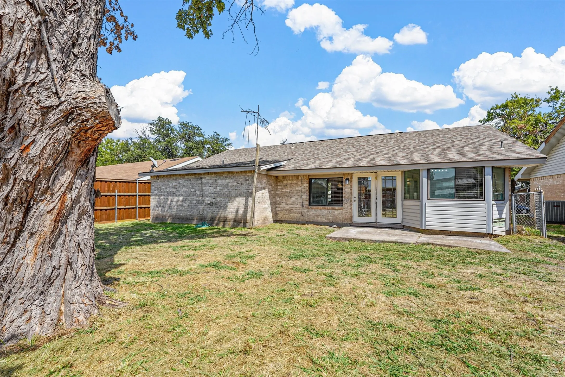Single Family Residence For Sale in Dallas County , 425 Rollingridge Lane, Garland, Texas 75043, 3 Bedroom, 2 Bathroom, 1 Garage spaces, 1,736 Sqft, built in 1969, mls#21220892, Real Estate Agent in Garland, Homes For Sale in Dallas county, Homes For Sale in Garland, Realtor in Garland Texas, Real Estate Brokerage Independent Realty Texas, Luminita Cordes Realtor