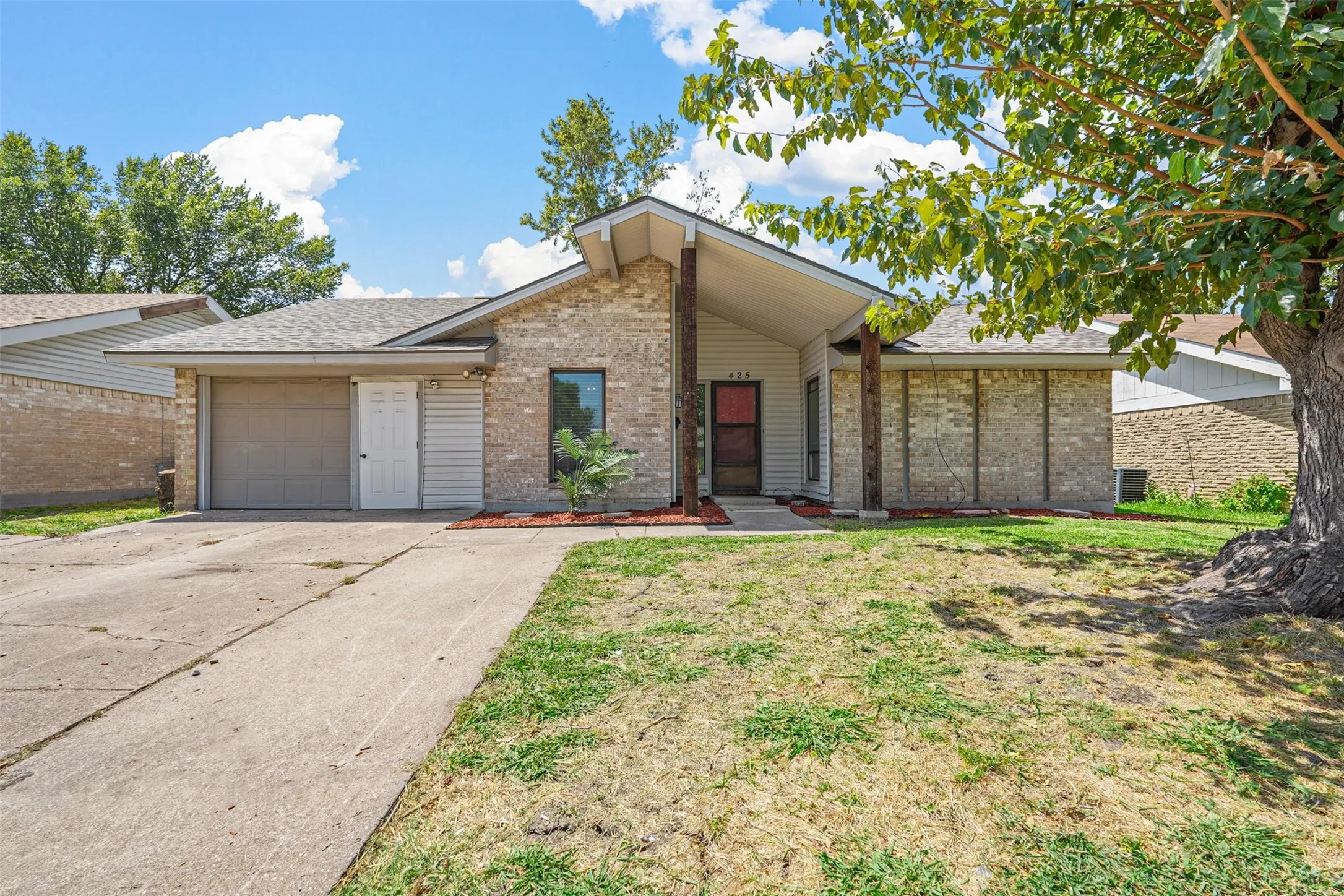 Single Family Residence For Sale in Dallas County , 425 Rollingridge Lane, Garland, Texas 75043, 3 Bedroom, 2 Bathroom, 1 Garage spaces, 1,736 Sqft, built in 1969, mls#21220892, Real Estate Agent in Garland, Homes For Sale in Dallas county, Homes For Sale in Garland, Realtor in Garland Texas, Real Estate Brokerage Independent Realty Texas, Luminita Cordes Realtor