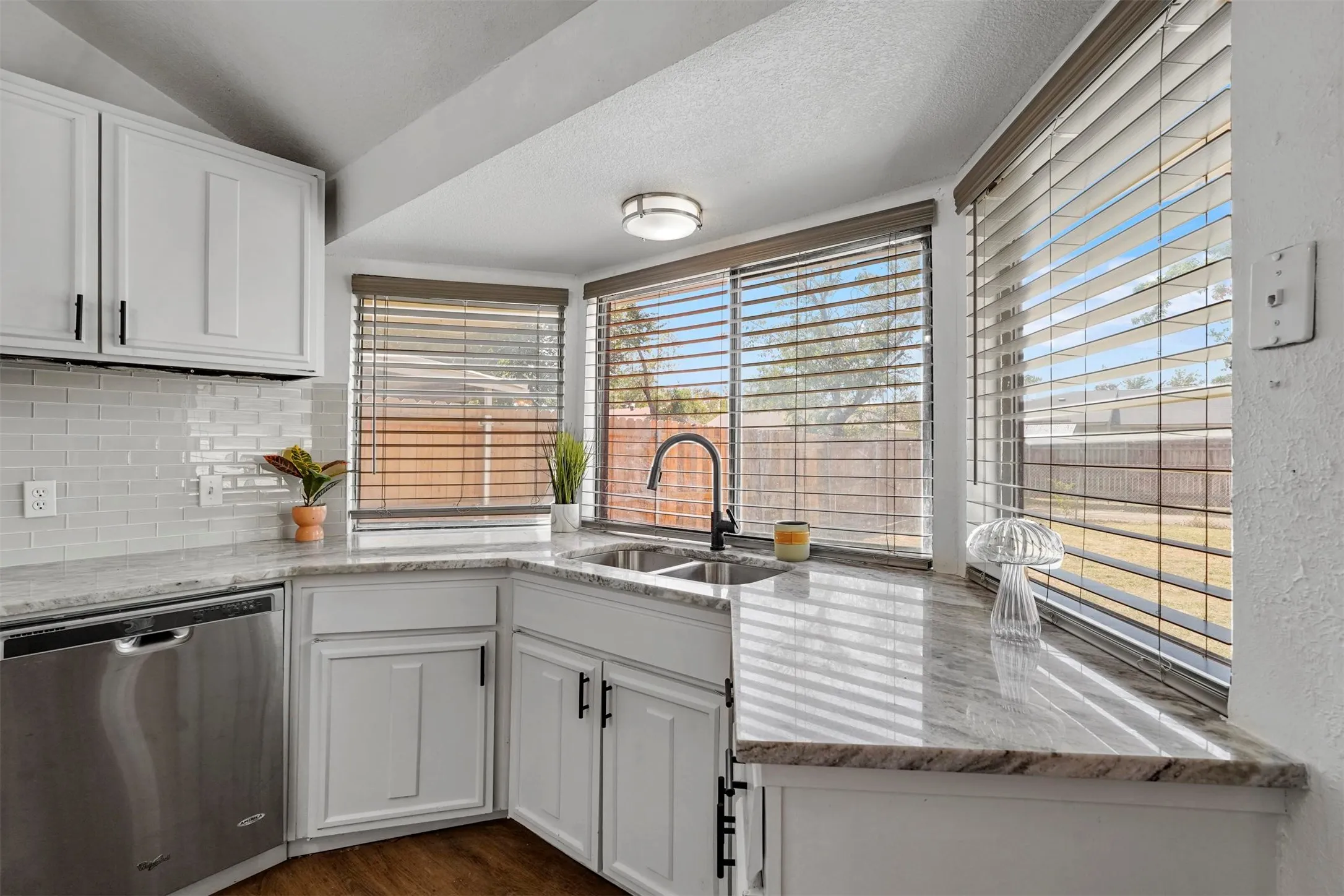 Single Family Residence For Sale in Dallas County , 425 Rollingridge Lane, Garland, Texas 75043, 3 Bedroom, 2 Bathroom, 1 Garage spaces, 1,736 Sqft, built in 1969, mls#21220892, Real Estate Agent in Garland, Homes For Sale in Dallas county, Homes For Sale in Garland, Realtor in Garland Texas, Real Estate Brokerage Independent Realty Texas, Luminita Cordes Realtor