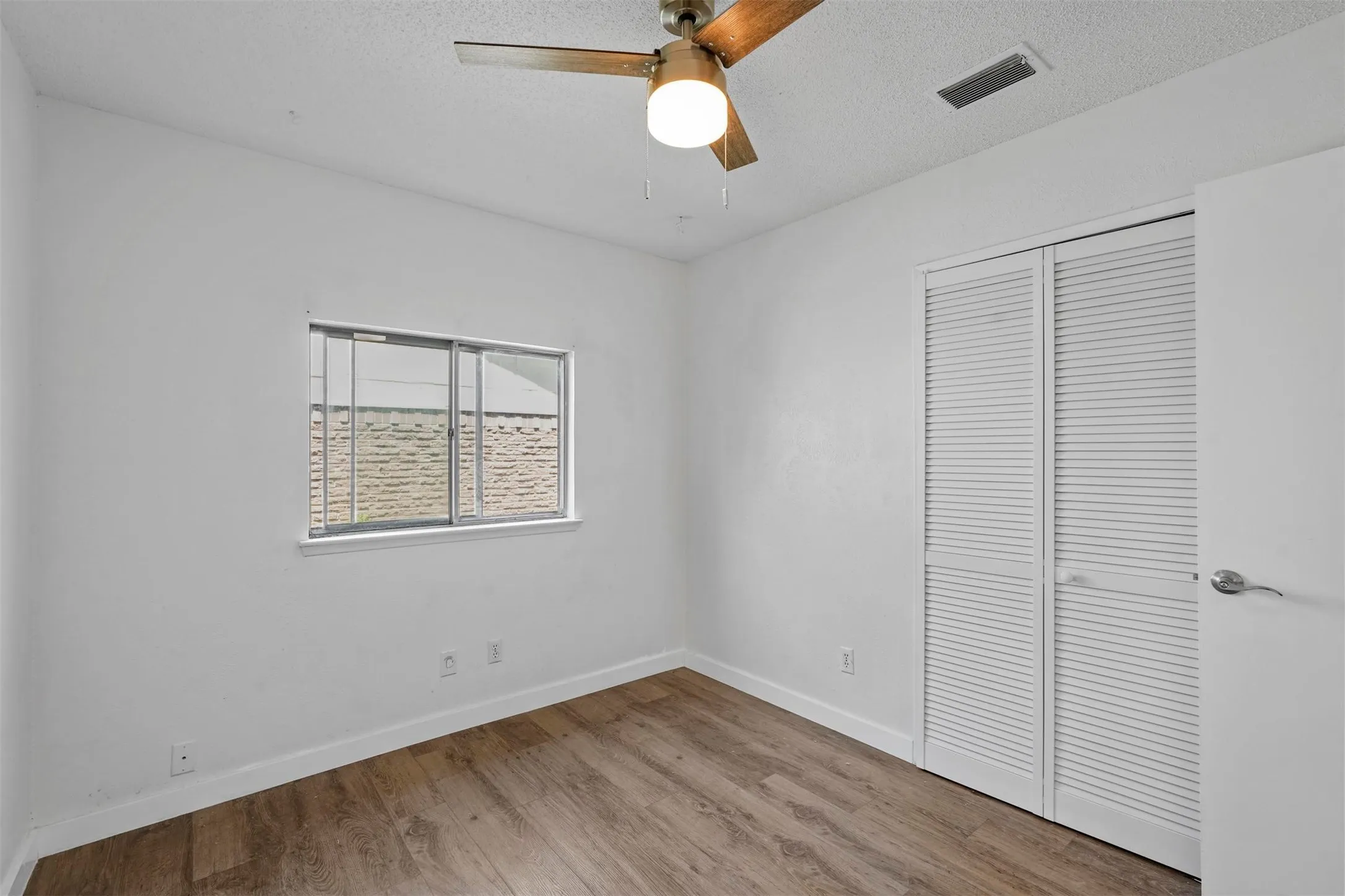 Single Family Residence For Sale in Dallas County , 425 Rollingridge Lane, Garland, Texas 75043, 3 Bedroom, 2 Bathroom, 1 Garage spaces, 1,736 Sqft, built in 1969, mls#21220892, Real Estate Agent in Garland, Homes For Sale in Dallas county, Homes For Sale in Garland, Realtor in Garland Texas, Real Estate Brokerage Independent Realty Texas, Luminita Cordes Realtor
