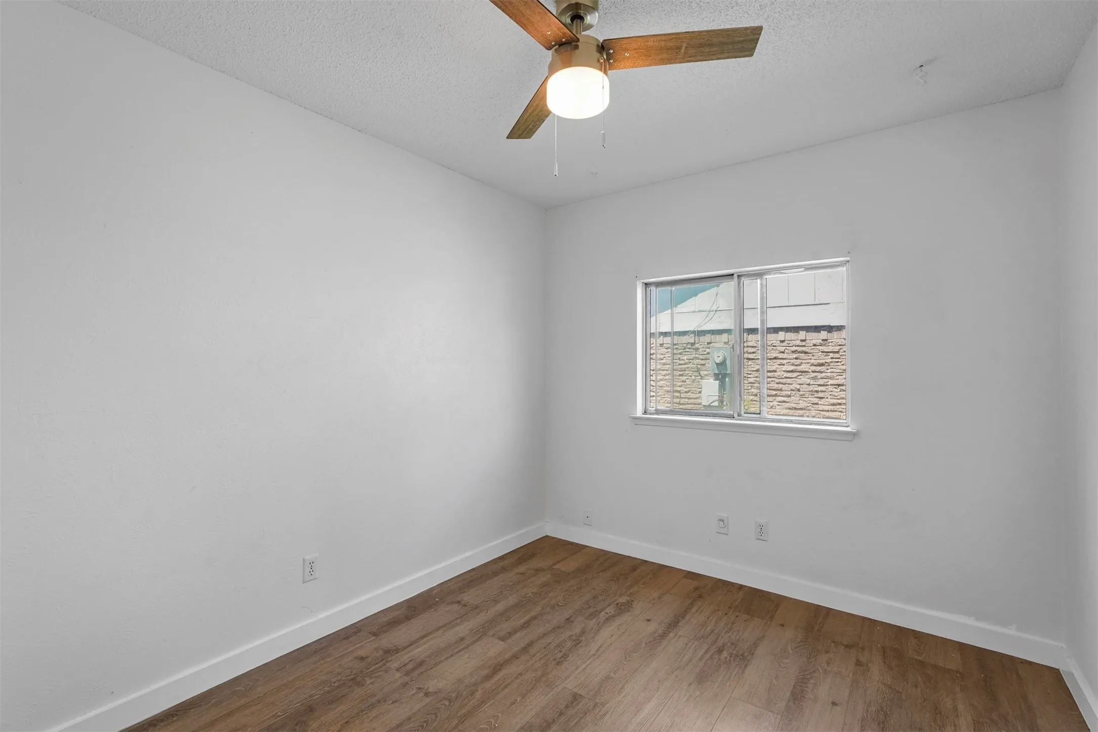 Single Family Residence For Sale in Dallas County , 425 Rollingridge Lane, Garland, Texas 75043, 3 Bedroom, 2 Bathroom, 1 Garage spaces, 1,736 Sqft, built in 1969, mls#21220892, Real Estate Agent in Garland, Homes For Sale in Dallas county, Homes For Sale in Garland, Realtor in Garland Texas, Real Estate Brokerage Independent Realty Texas, Luminita Cordes Realtor