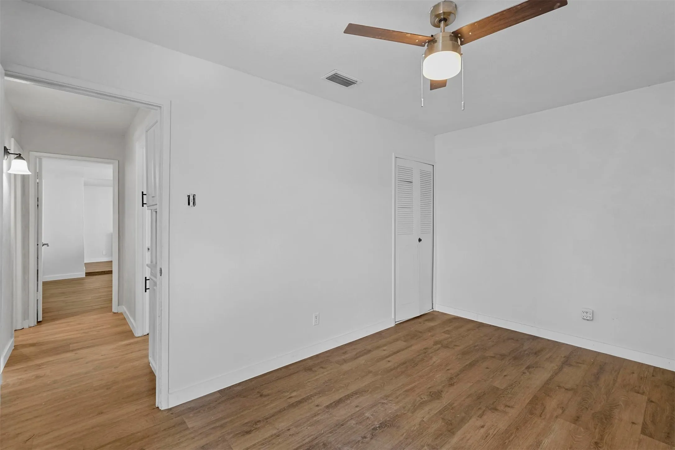 Single Family Residence For Sale in Dallas County , 425 Rollingridge Lane, Garland, Texas 75043, 3 Bedroom, 2 Bathroom, 1 Garage spaces, 1,736 Sqft, built in 1969, mls#21220892, Real Estate Agent in Garland, Homes For Sale in Dallas county, Homes For Sale in Garland, Realtor in Garland Texas, Real Estate Brokerage Independent Realty Texas, Luminita Cordes Realtor