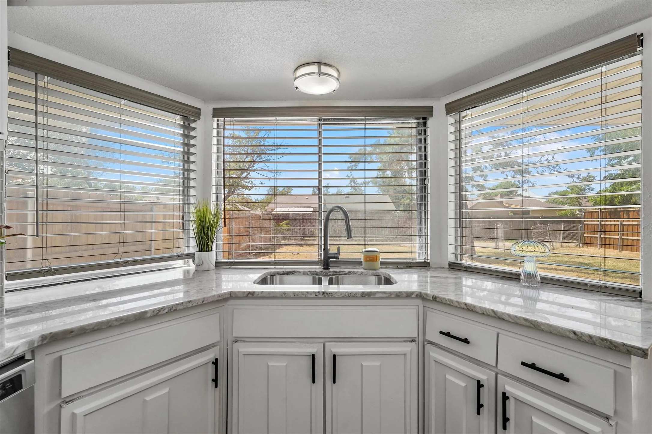 Single Family Residence For Sale in Dallas County , 425 Rollingridge Lane, Garland, Texas 75043, 3 Bedroom, 2 Bathroom, 1 Garage spaces, 1,736 Sqft, built in 1969, mls#21220892, Real Estate Agent in Garland, Homes For Sale in Dallas county, Homes For Sale in Garland, Realtor in Garland Texas, Real Estate Brokerage Independent Realty Texas, Luminita Cordes Realtor