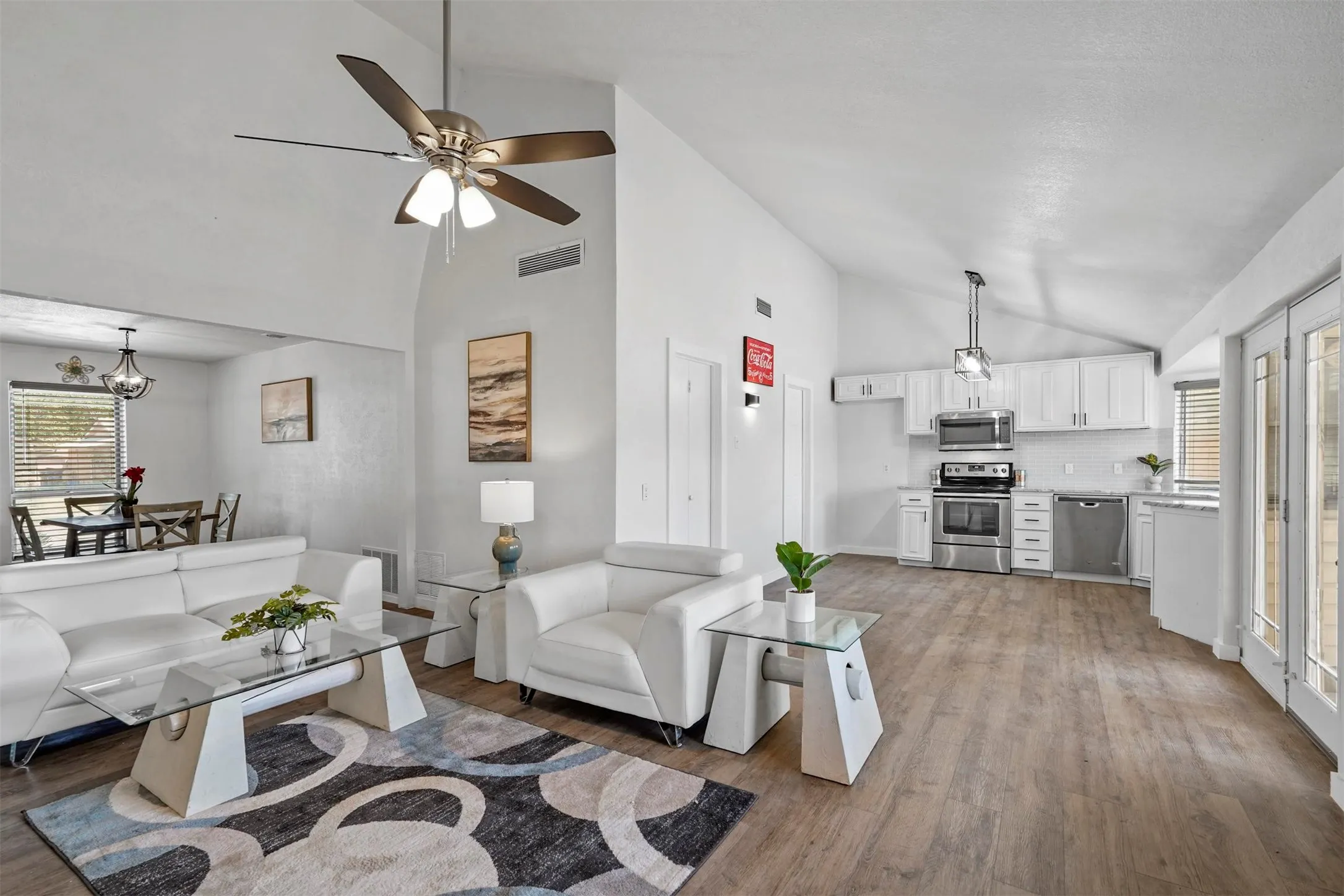 Single Family Residence For Sale in Dallas County , 425 Rollingridge Lane, Garland, Texas 75043, 3 Bedroom, 2 Bathroom, 1 Garage spaces, 1,736 Sqft, built in 1969, mls#21220892, Real Estate Agent in Garland, Homes For Sale in Dallas county, Homes For Sale in Garland, Realtor in Garland Texas, Real Estate Brokerage Independent Realty Texas, Luminita Cordes Realtor