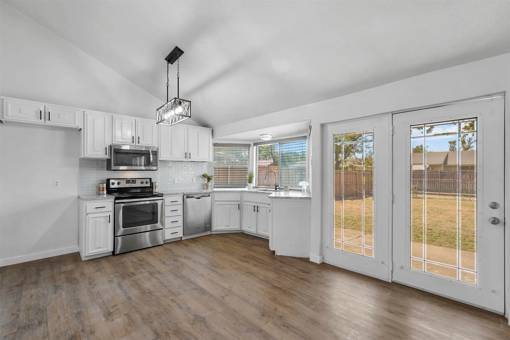 Single Family Residence For Sale in Dallas County , 425 Rollingridge Lane, Garland, Texas 75043, 3 Bedroom, 2 Bathroom, 1 Garage spaces, 1,736 Sqft, built in 1969, mls#21220892, Real Estate Agent in Garland, Homes For Sale in Dallas county, Homes For Sale in Garland, Realtor in Garland Texas, Real Estate Brokerage Independent Realty Texas, Luminita Cordes Realtor