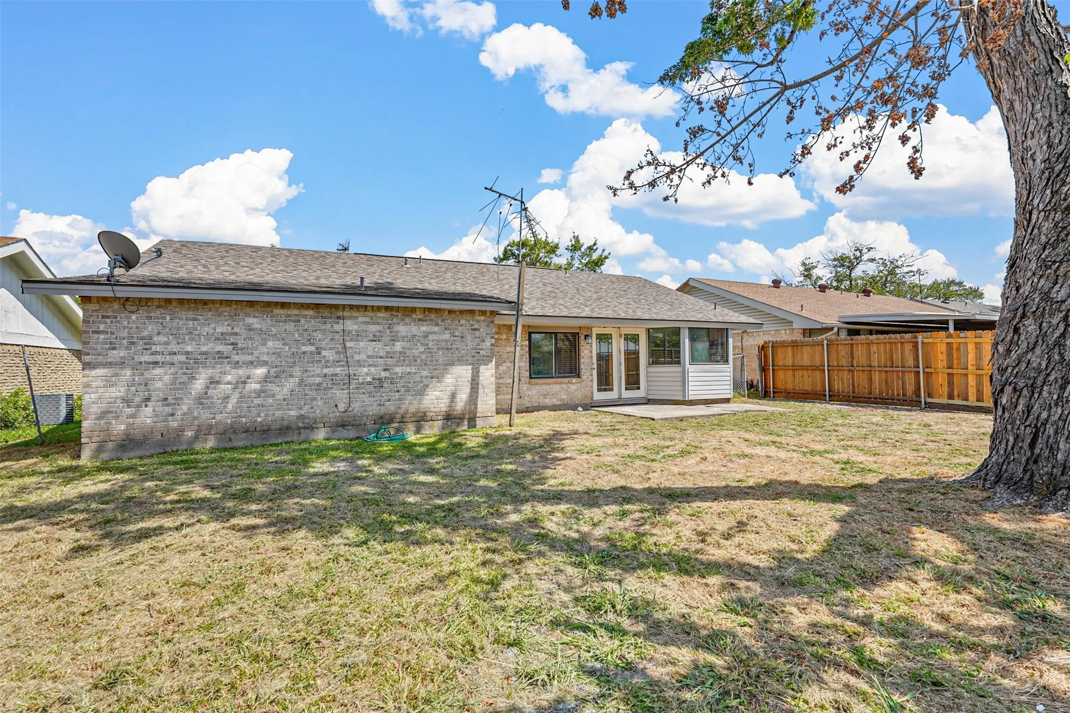 Single Family Residence For Sale in Dallas County , 425 Rollingridge Lane, Garland, Texas 75043, 3 Bedroom, 2 Bathroom, 1 Garage spaces, 1,736 Sqft, built in 1969, mls#21220892, Real Estate Agent in Garland, Homes For Sale in Dallas county, Homes For Sale in Garland, Realtor in Garland Texas, Real Estate Brokerage Independent Realty Texas, Luminita Cordes Realtor