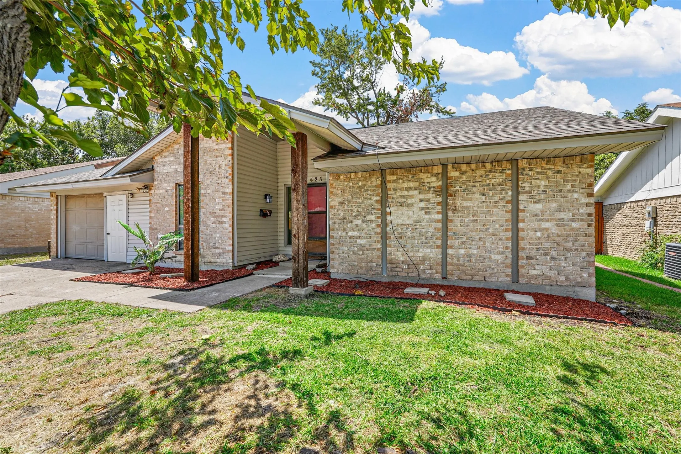 Single Family Residence For Sale in Dallas County , 425 Rollingridge Lane, Garland, Texas 75043, 3 Bedroom, 2 Bathroom, 1 Garage spaces, 1,736 Sqft, built in 1969, mls#21220892, Real Estate Agent in Garland, Homes For Sale in Dallas county, Homes For Sale in Garland, Realtor in Garland Texas, Real Estate Brokerage Independent Realty Texas, Luminita Cordes Realtor
