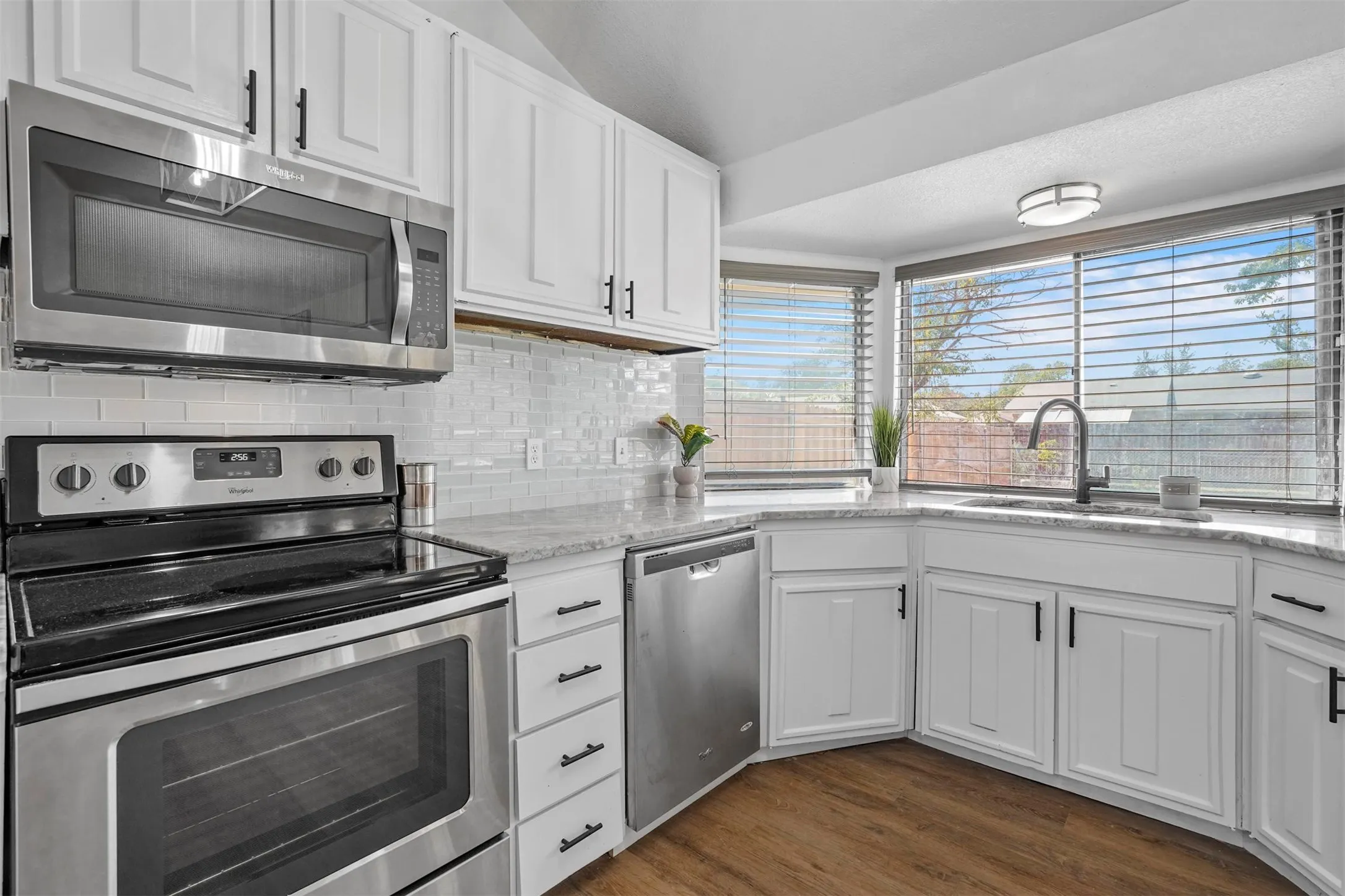 Single Family Residence For Sale in Dallas County , 425 Rollingridge Lane, Garland, Texas 75043, 3 Bedroom, 2 Bathroom, 1 Garage spaces, 1,736 Sqft, built in 1969, mls#21220892, Real Estate Agent in Garland, Homes For Sale in Dallas county, Homes For Sale in Garland, Realtor in Garland Texas, Real Estate Brokerage Independent Realty Texas, Luminita Cordes Realtor