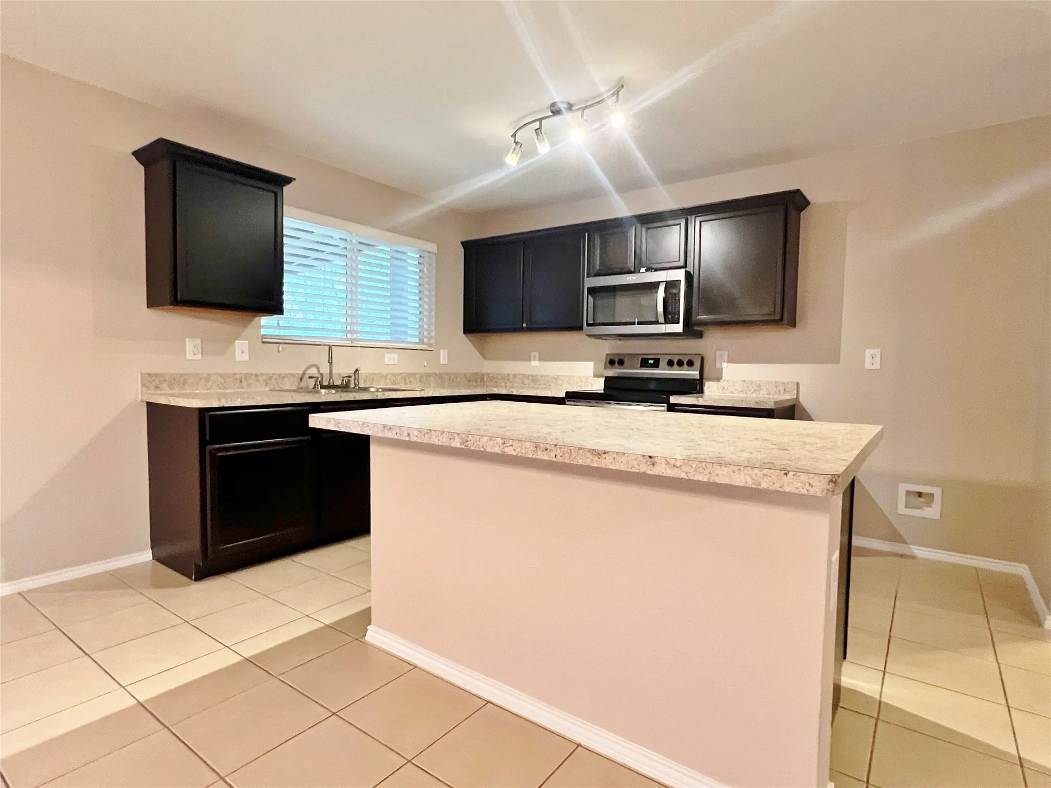 Single Family Residence For Rent in Tarrant County , 9925 Amaryllis Lane, Fort Worth, Texas 76108, 3 Bedroom, 2 Bathroom, 2 Garage spaces, 1,556 Sqft, built in 2015, Preowned, mls#21220984, Real Estate Agent in Fort Worth, Homes For Rent in Tarrant county, Homes For Rent in Fort Worth, Realtor in Fort Worth Texas, Real Estate Brokerage Independent Realty Texas, Luminita Cordes Realtor