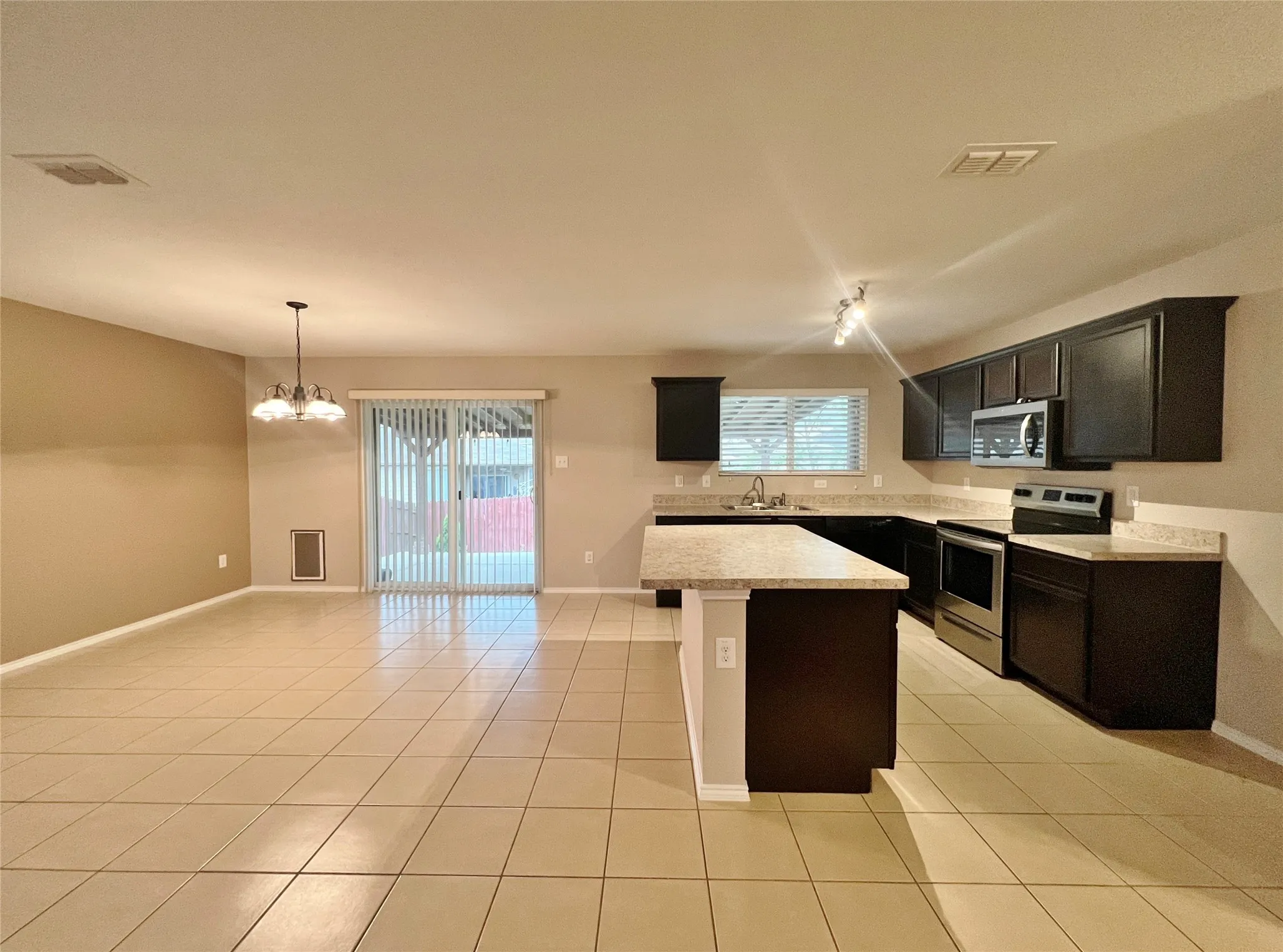 Single Family Residence For Rent in Tarrant County , 9925 Amaryllis Lane, Fort Worth, Texas 76108, 3 Bedroom, 2 Bathroom, 2 Garage spaces, 1,556 Sqft, built in 2015, Preowned, mls#21220984, Real Estate Agent in Fort Worth, Homes For Rent in Tarrant county, Homes For Rent in Fort Worth, Realtor in Fort Worth Texas, Real Estate Brokerage Independent Realty Texas, Luminita Cordes Realtor