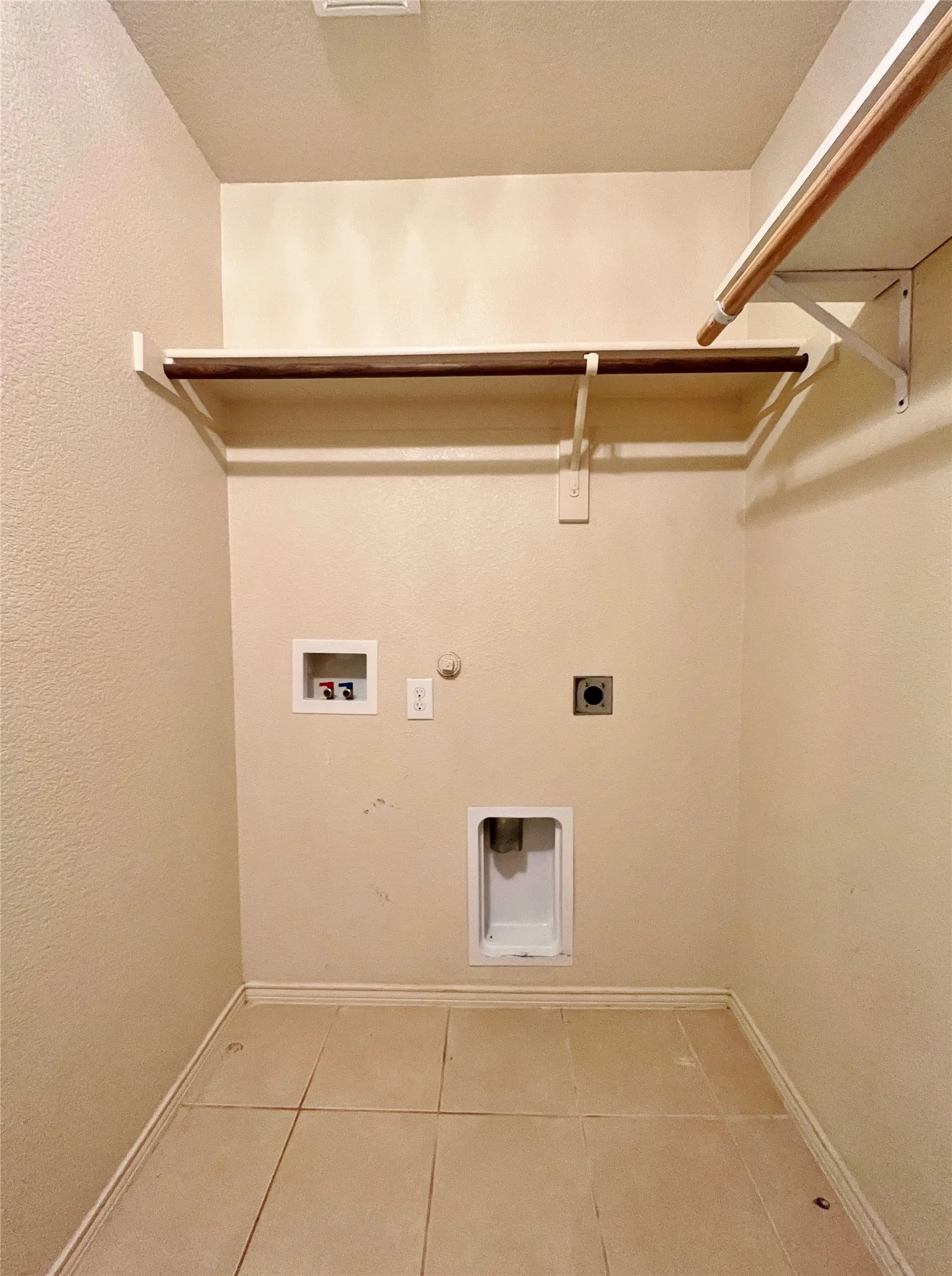 Single Family Residence For Rent in Tarrant County , 9925 Amaryllis Lane, Fort Worth, Texas 76108, 3 Bedroom, 2 Bathroom, 2 Garage spaces, 1,556 Sqft, built in 2015, Preowned, mls#21220984, Real Estate Agent in Fort Worth, Homes For Rent in Tarrant county, Homes For Rent in Fort Worth, Realtor in Fort Worth Texas, Real Estate Brokerage Independent Realty Texas, Luminita Cordes Realtor