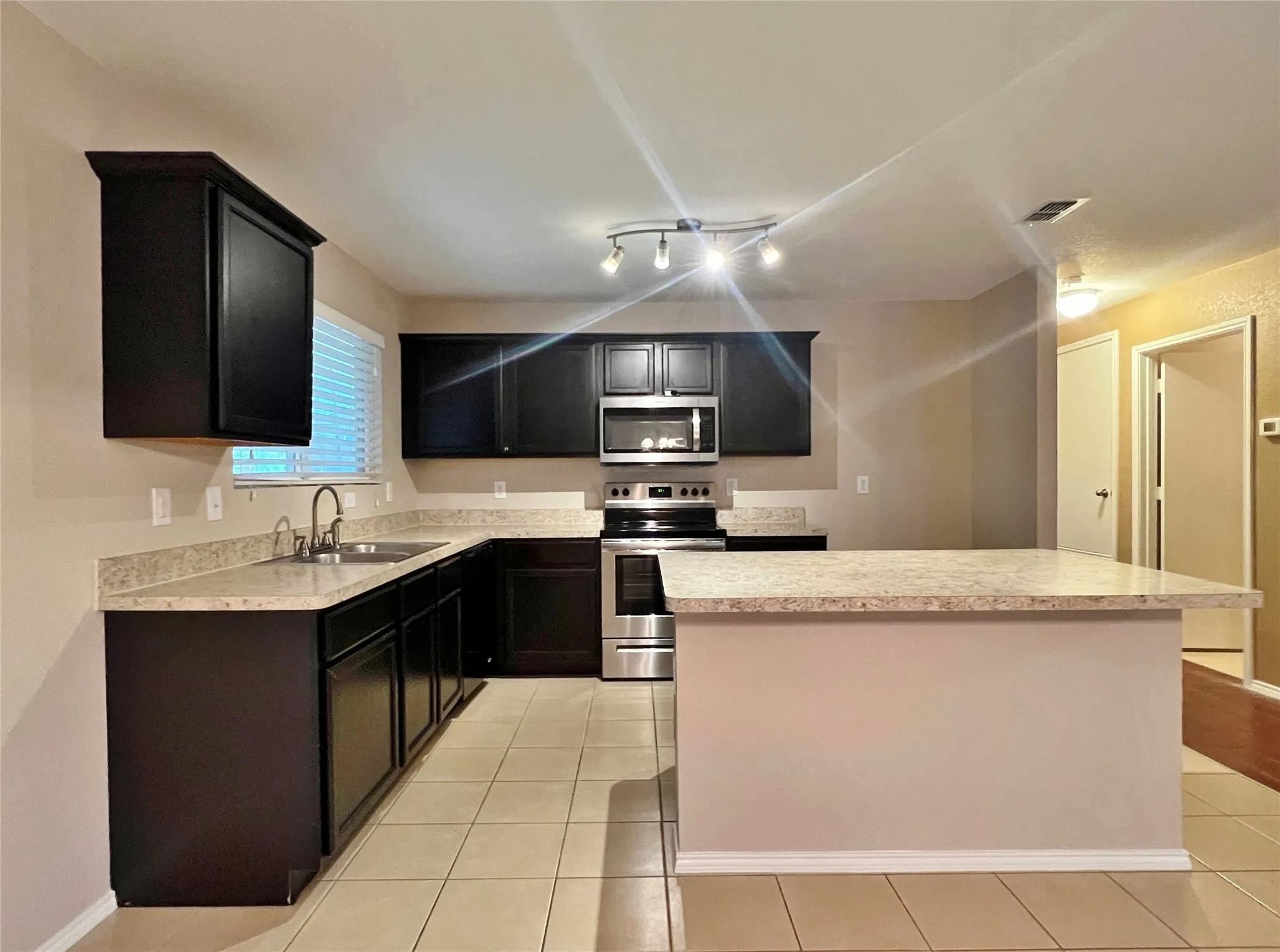 Single Family Residence For Rent in Tarrant County , 9925 Amaryllis Lane, Fort Worth, Texas 76108, 3 Bedroom, 2 Bathroom, 2 Garage spaces, 1,556 Sqft, built in 2015, Preowned, mls#21220984, Real Estate Agent in Fort Worth, Homes For Rent in Tarrant county, Homes For Rent in Fort Worth, Realtor in Fort Worth Texas, Real Estate Brokerage Independent Realty Texas, Luminita Cordes Realtor