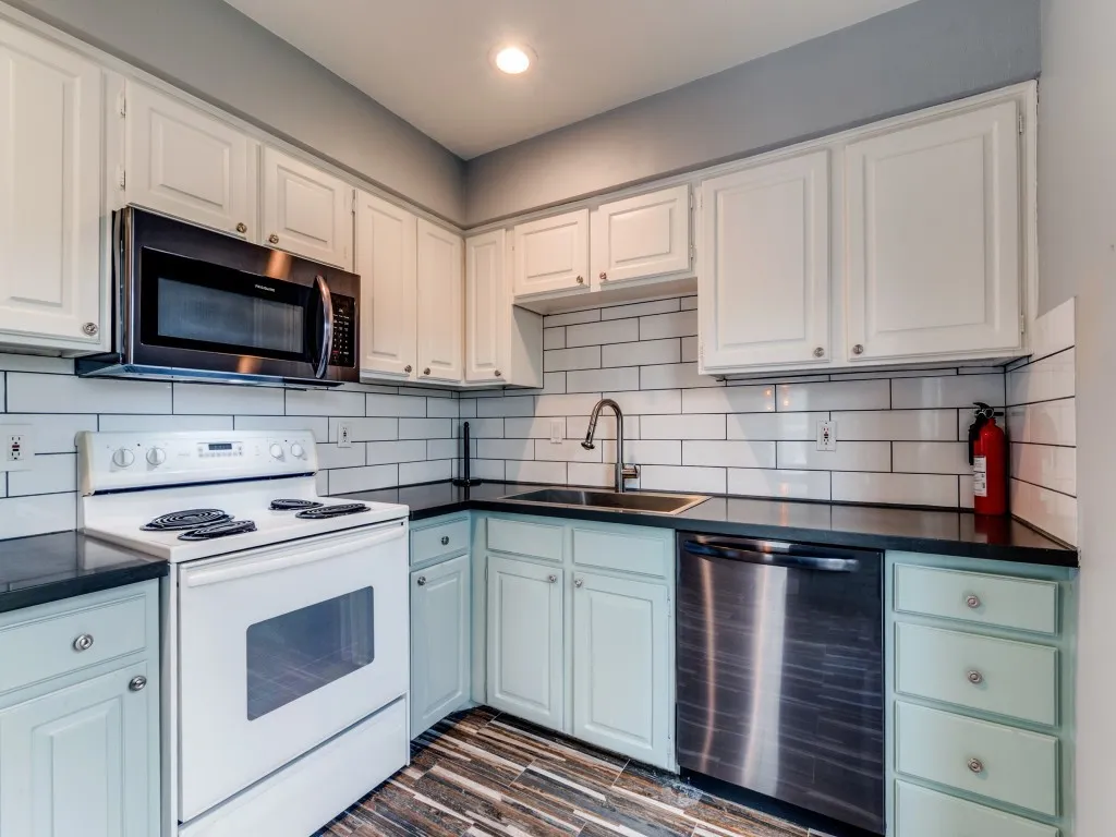 Condominium For Sale in Dallas County , 5407 Bryan Street B209, Dallas, Texas 75206, 1 Bedroom, 2 Bathroom, 1 Garage spaces, 1,059 Sqft, built in 1985, mls#21217195, Real Estate Agent in Dallas, Homes For Sale in Dallas county, Homes For Sale in Dallas, Realtor in Dallas Texas, Real Estate Brokerage Independent Realty Texas, Luminita Cordes Realtor