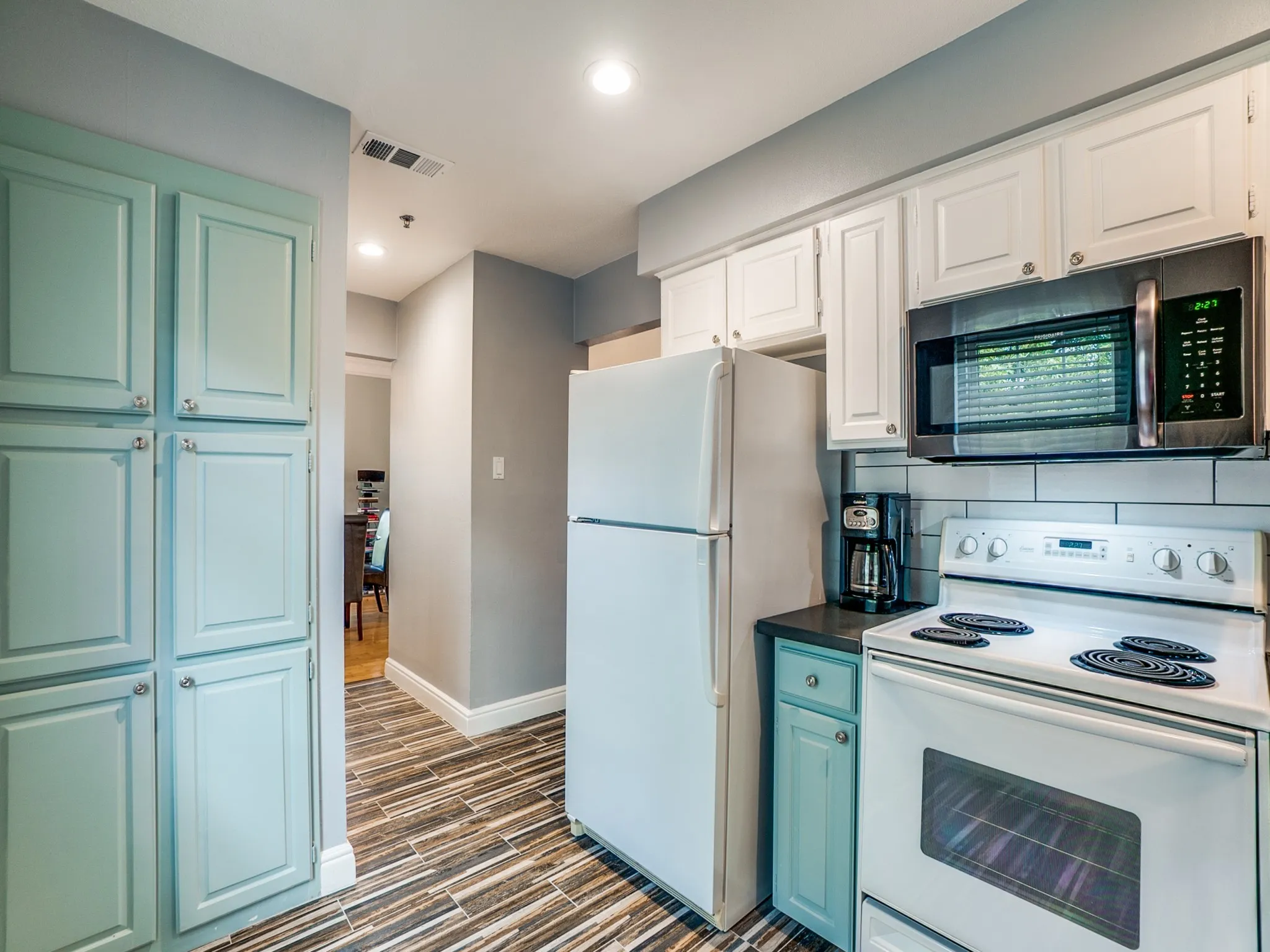 Condominium For Sale in Dallas County , 5407 Bryan Street B209, Dallas, Texas 75206, 1 Bedroom, 2 Bathroom, 1 Garage spaces, 1,059 Sqft, built in 1985, mls#21217195, Real Estate Agent in Dallas, Homes For Sale in Dallas county, Homes For Sale in Dallas, Realtor in Dallas Texas, Real Estate Brokerage Independent Realty Texas, Luminita Cordes Realtor