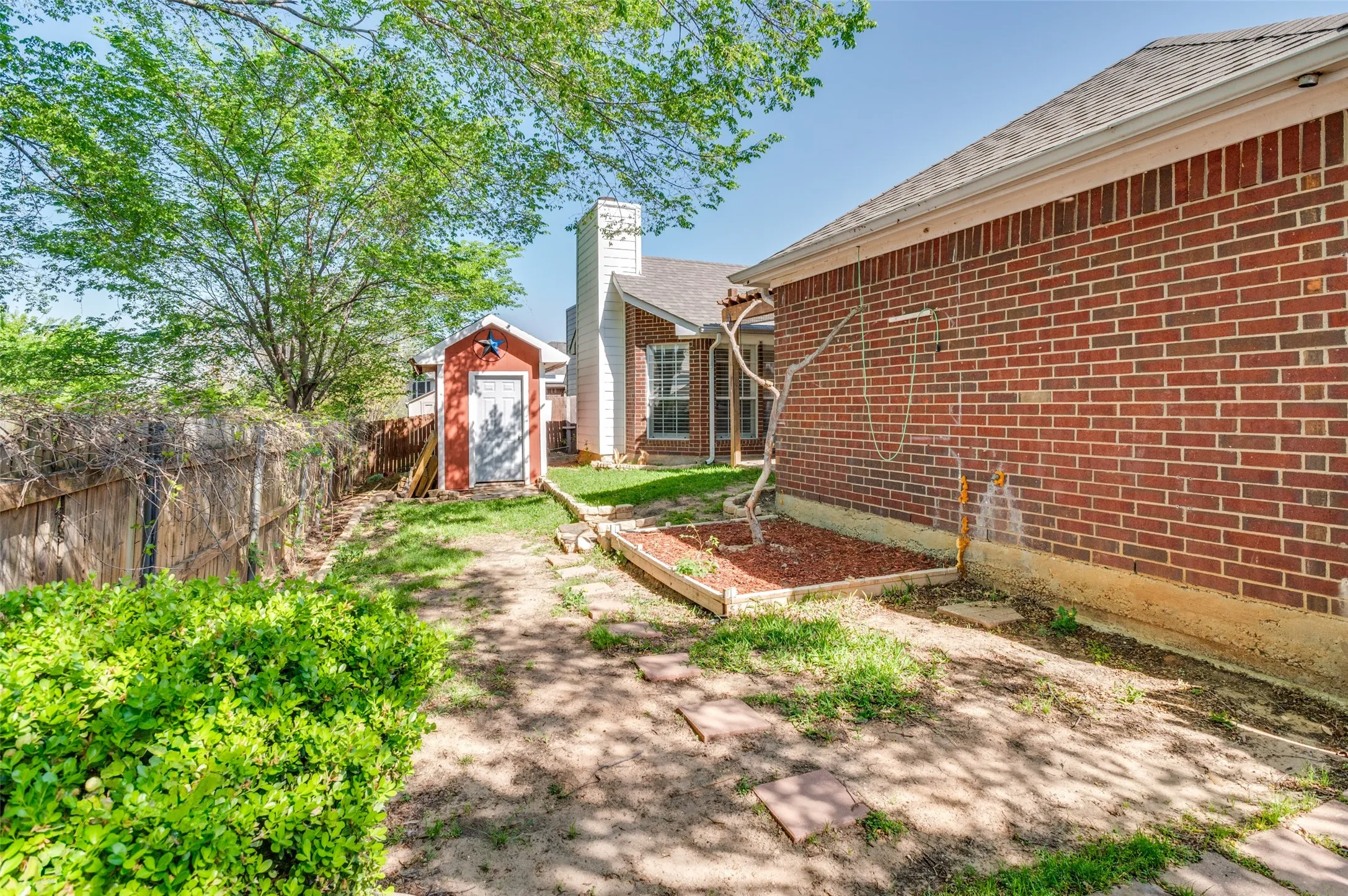 Single Family Residence For Sale in Tarrant County , 5444 Yellowstone Trail, Fort Worth, Texas 76137, 4 Bedrooms, 2 Bathrooms, 2 Garage spaces, 2,114 Sqft, built in 1994, Preowned, Price $340,000, mls#21196767, Real Estate Agent in Fort Worth, Homes For Sale in Tarrant county, Homes For Sale in Fort Worth, Realtor in Fort Worth Texas, Real Estate Brokerage Independent Realty Texas, Luminita Cordes Realtor
