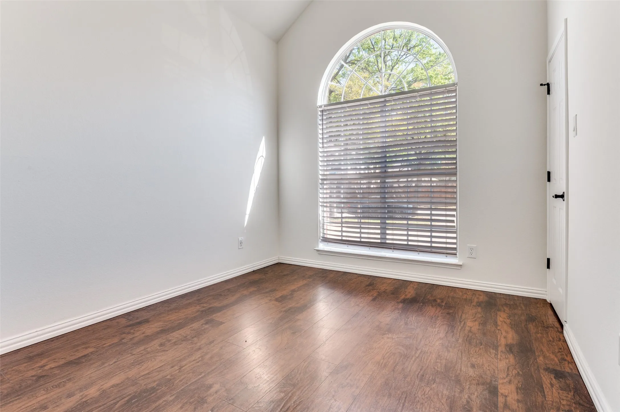 Single Family Residence For Sale in Tarrant County , 5444 Yellowstone Trail, Fort Worth, Texas 76137, 4 Bedrooms, 2 Bathrooms, 2 Garage spaces, 2,114 Sqft, built in 1994, Preowned, Price $340,000, mls#21196767, Real Estate Agent in Fort Worth, Homes For Sale in Tarrant county, Homes For Sale in Fort Worth, Realtor in Fort Worth Texas, Real Estate Brokerage Independent Realty Texas, Luminita Cordes Realtor