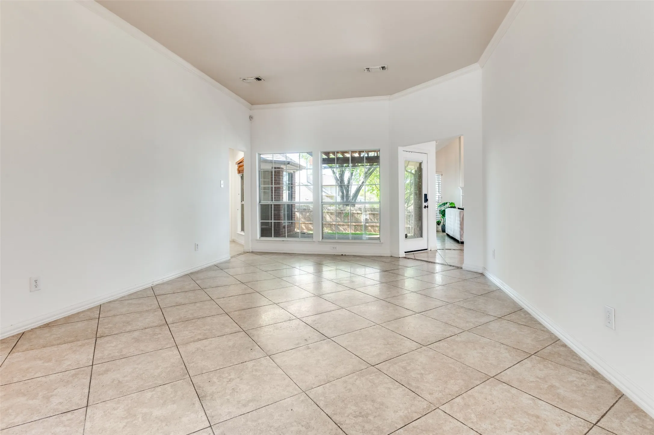 Single Family Residence For Sale in Tarrant County , 5444 Yellowstone Trail, Fort Worth, Texas 76137, 4 Bedrooms, 2 Bathrooms, 2 Garage spaces, 2,114 Sqft, built in 1994, Preowned, Price $340,000, mls#21196767, Real Estate Agent in Fort Worth, Homes For Sale in Tarrant county, Homes For Sale in Fort Worth, Realtor in Fort Worth Texas, Real Estate Brokerage Independent Realty Texas, Luminita Cordes Realtor