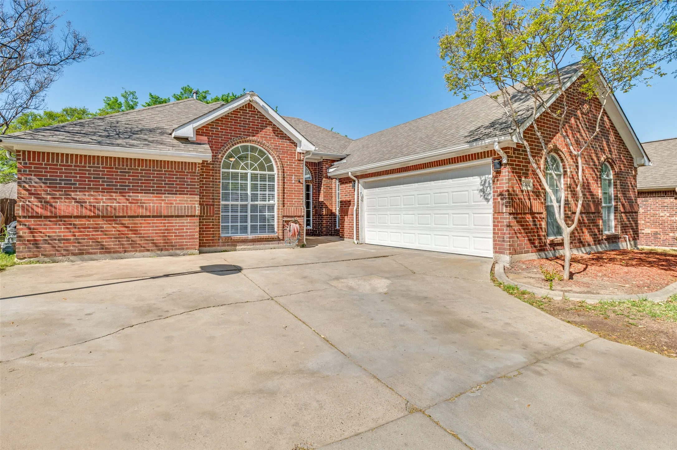 Single Family Residence For Sale in Tarrant County , 5444 Yellowstone Trail, Fort Worth, Texas 76137, 4 Bedrooms, 2 Bathrooms, 2 Garage spaces, 2,114 Sqft, built in 1994, Preowned, Price $340,000, mls#21196767, Real Estate Agent in Fort Worth, Homes For Sale in Tarrant county, Homes For Sale in Fort Worth, Realtor in Fort Worth Texas, Real Estate Brokerage Independent Realty Texas, Luminita Cordes Realtor