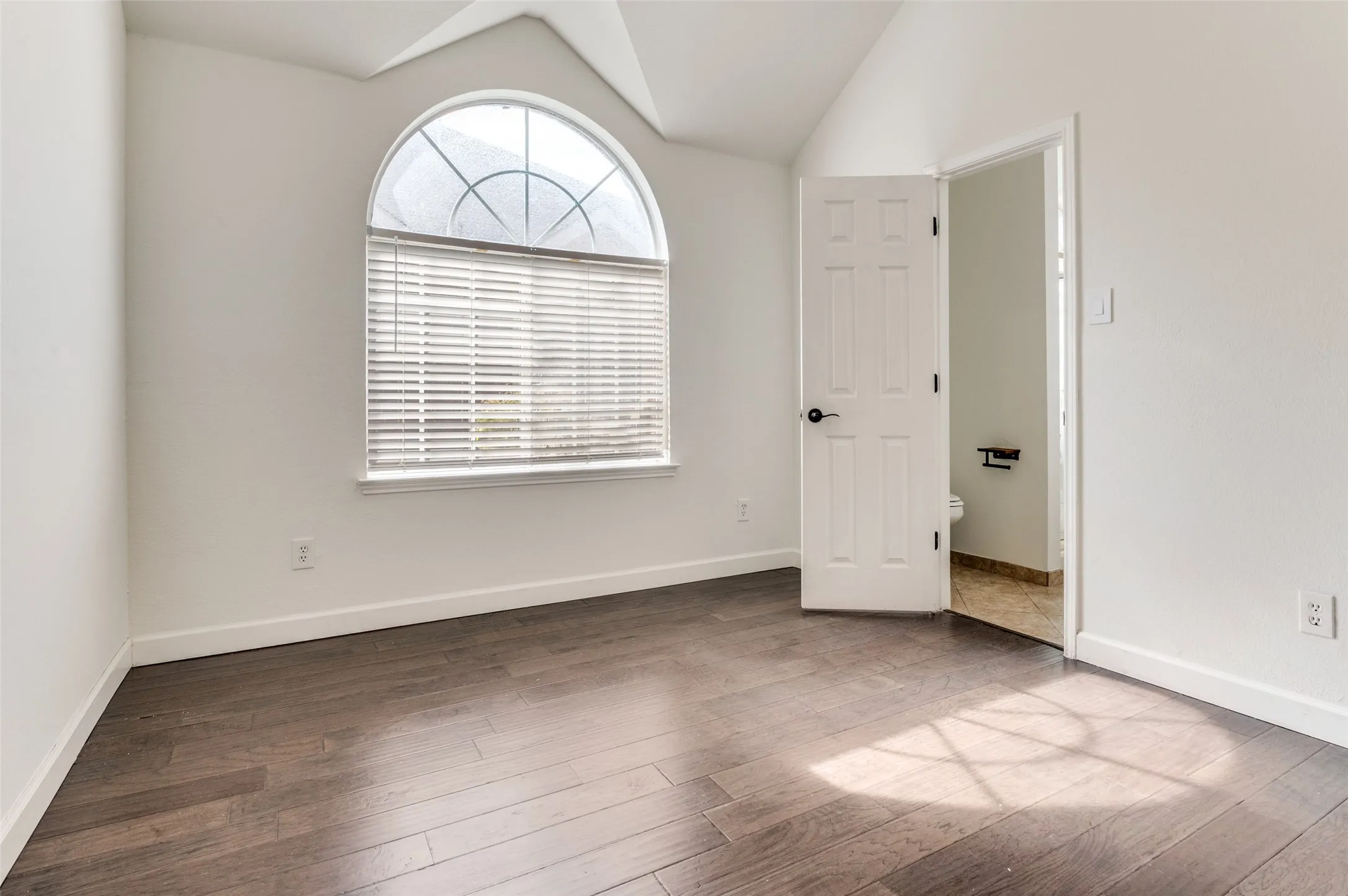 Single Family Residence For Sale in Tarrant County , 5444 Yellowstone Trail, Fort Worth, Texas 76137, 4 Bedrooms, 2 Bathrooms, 2 Garage spaces, 2,114 Sqft, built in 1994, Preowned, Price $340,000, mls#21196767, Real Estate Agent in Fort Worth, Homes For Sale in Tarrant county, Homes For Sale in Fort Worth, Realtor in Fort Worth Texas, Real Estate Brokerage Independent Realty Texas, Luminita Cordes Realtor