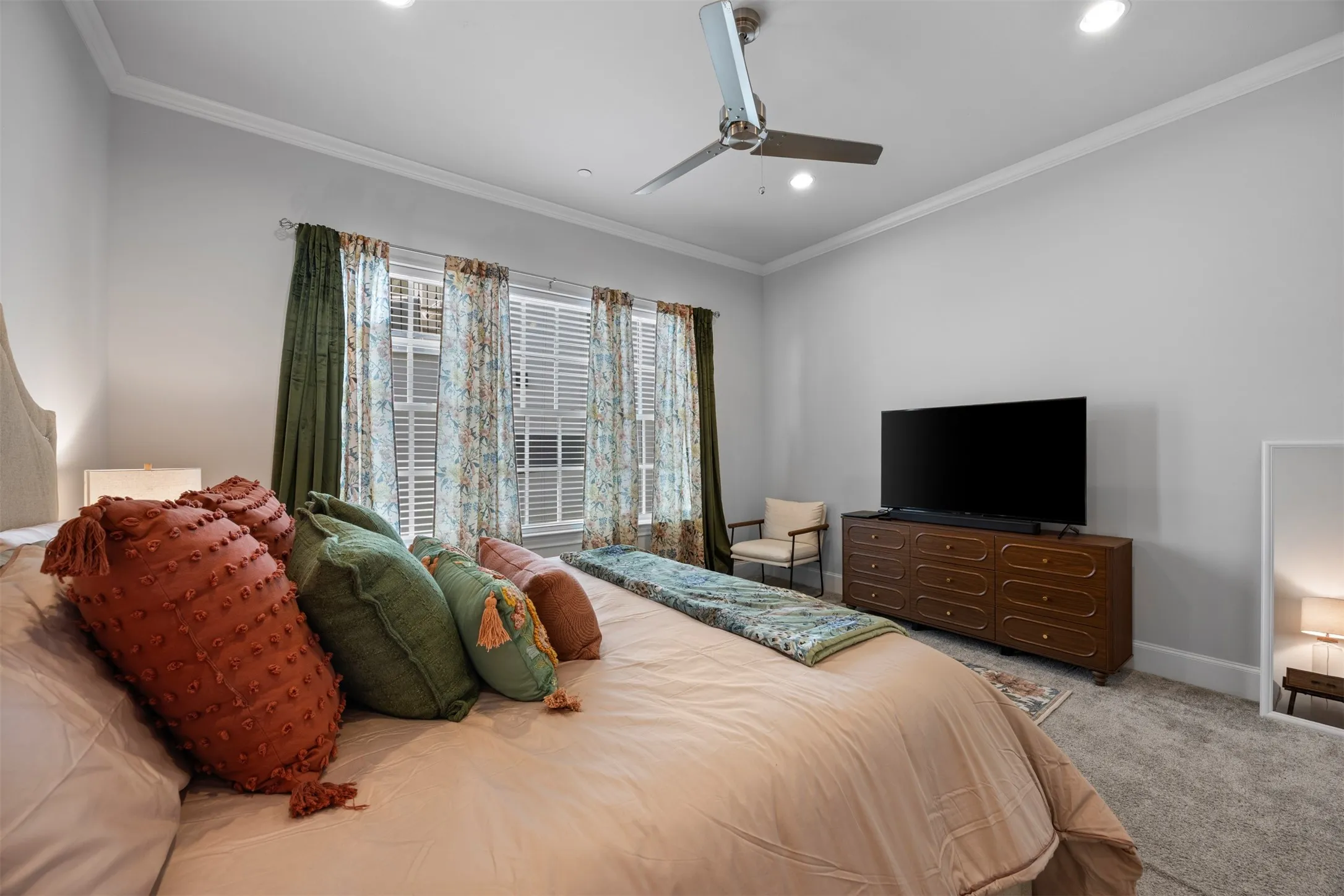 Recessed lighting, crown molding, ceiling fan, and window shutters