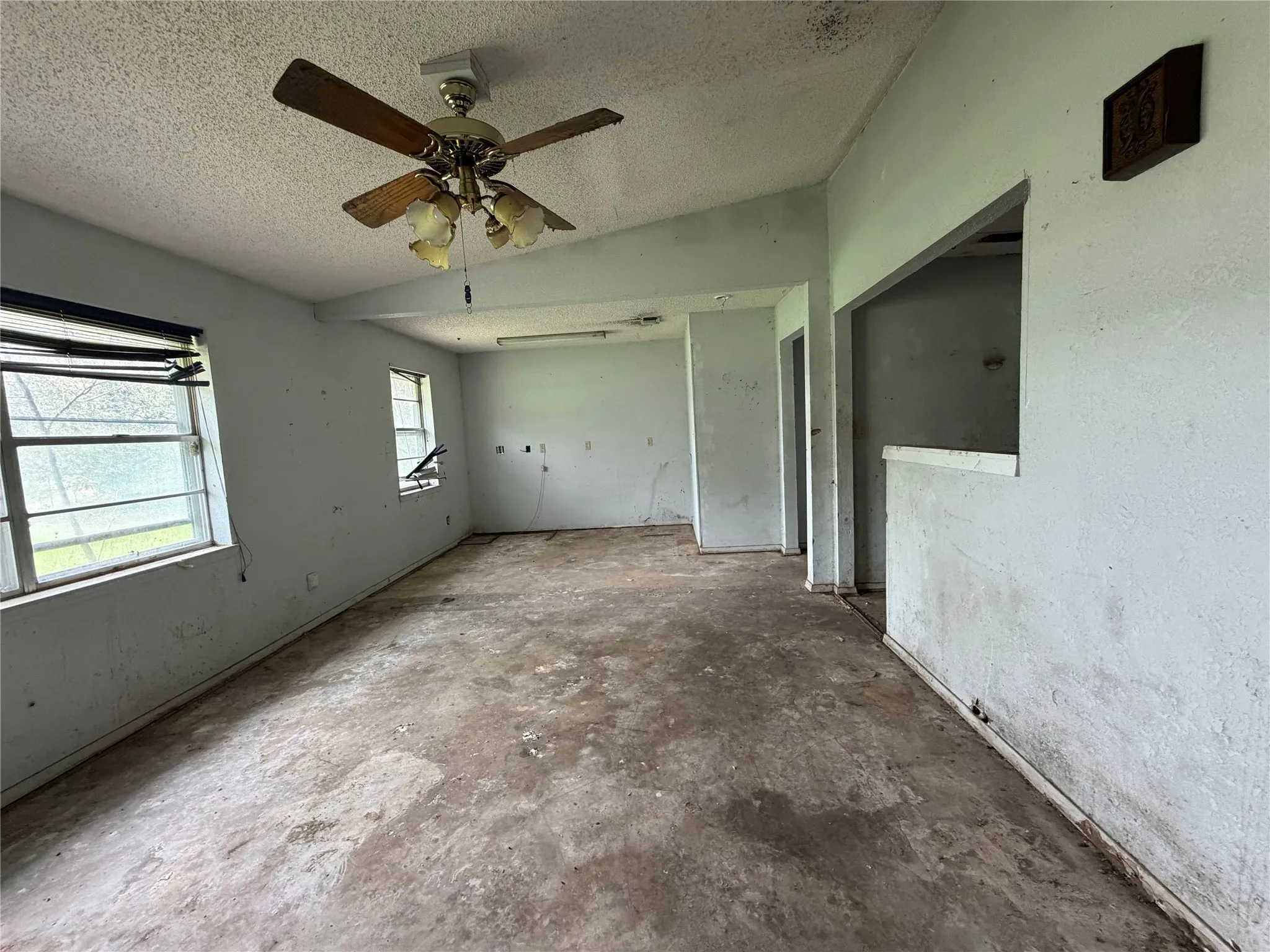 Single Family Residence For Sale in Lamar County , 1490 County Road 44550, Paris, Texas 75462, 3 Bedroom, 2 Bathroom, Garage spaces, 2,000 Sqft, built in 0, mls#21221065, Real Estate Agent in Paris, Homes For Sale in Lamar county, Homes For Sale in Paris, Realtor in Paris Texas, Real Estate Brokerage Independent Realty Texas, Luminita Cordes Realtor