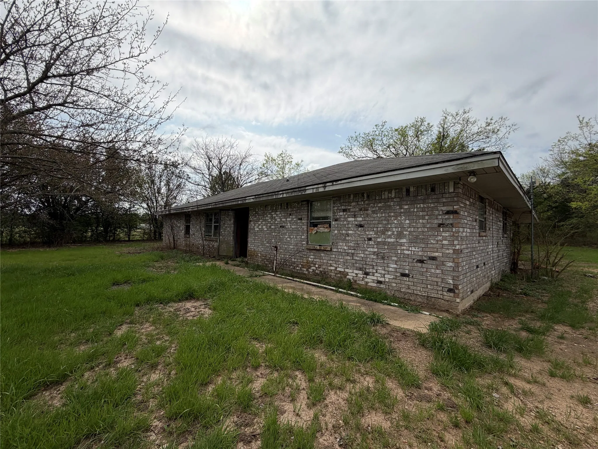 Single Family Residence For Sale in Lamar County , 1490 County Road 44550, Paris, Texas 75462, 3 Bedroom, 2 Bathroom, Garage spaces, 2,000 Sqft, built in 0, mls#21221065, Real Estate Agent in Paris, Homes For Sale in Lamar county, Homes For Sale in Paris, Realtor in Paris Texas, Real Estate Brokerage Independent Realty Texas, Luminita Cordes Realtor
