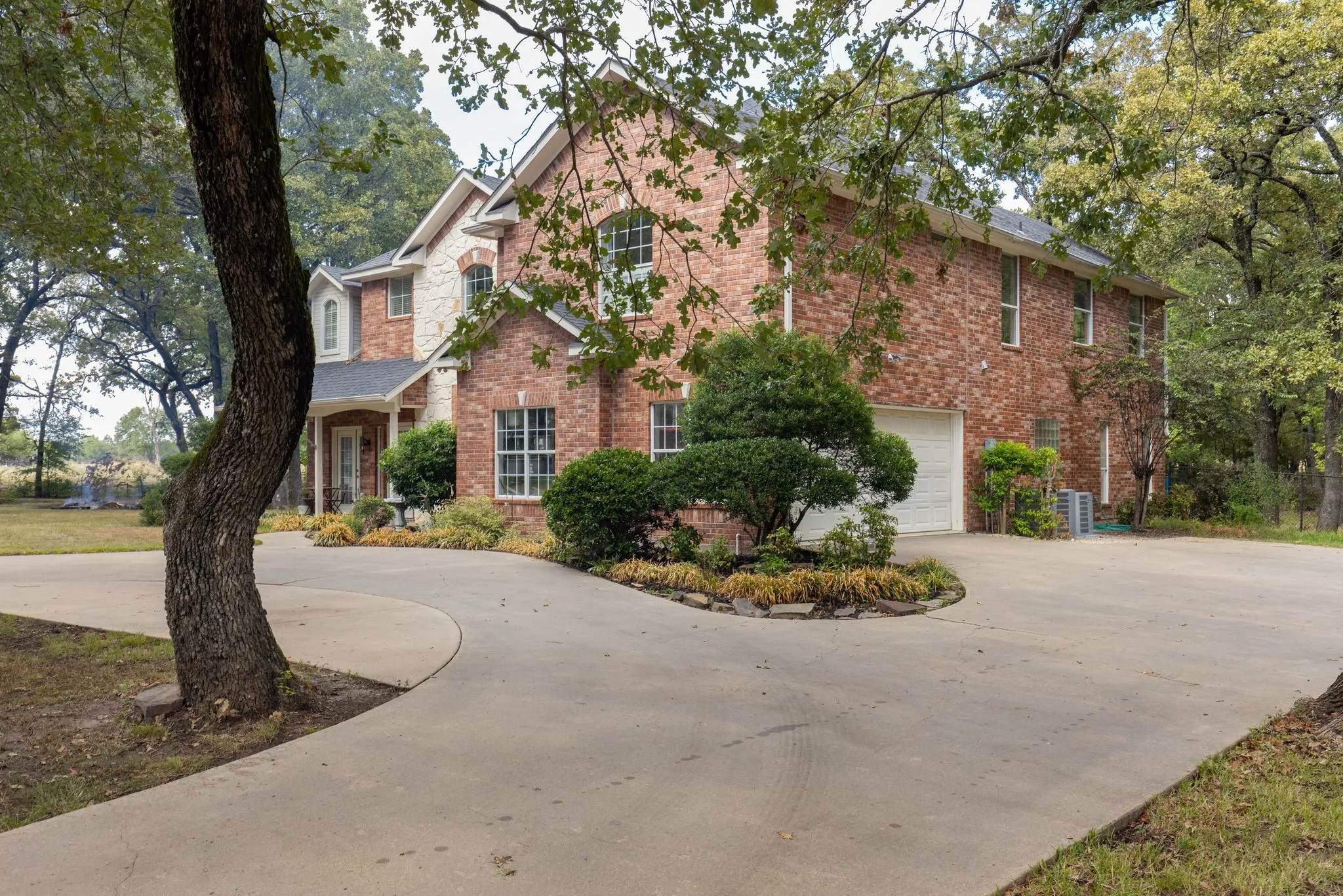 Single Family Residence For Sale in Hopkins County , 211 Turtle Creek, Sulphur Springs, Texas 75482, 4 Bedroom, 3 Bathroom, 2 Garage spaces, 3,878 Sqft, built in 1999, Preowned, mls#21219835, Real Estate Agent in Sulphur Springs, Homes For Sale in Hopkins county, Homes For Sale in Sulphur Springs, Realtor in Sulphur Springs Texas, Real Estate Brokerage Independent Realty Texas, Luminita Cordes Realtor