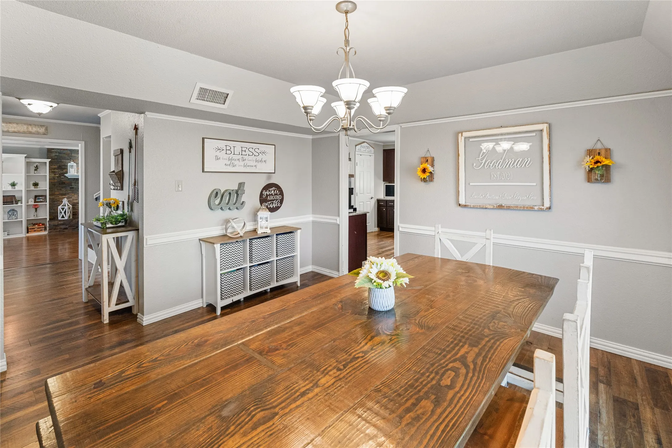 Single Family Residence For Sale in Hopkins County , 1712 Gena Drive, Sulphur Springs, Texas 75482, 4 Bedroom, 3 Bathroom, 2 Garage spaces, 2,413 Sqft, built in 1982, mls#21219401, Real Estate Agent in Sulphur Springs, Homes For Sale in Hopkins county, Homes For Sale in Sulphur Springs, Realtor in Sulphur Springs Texas, Real Estate Brokerage Independent Realty Texas, Luminita Cordes Realtor