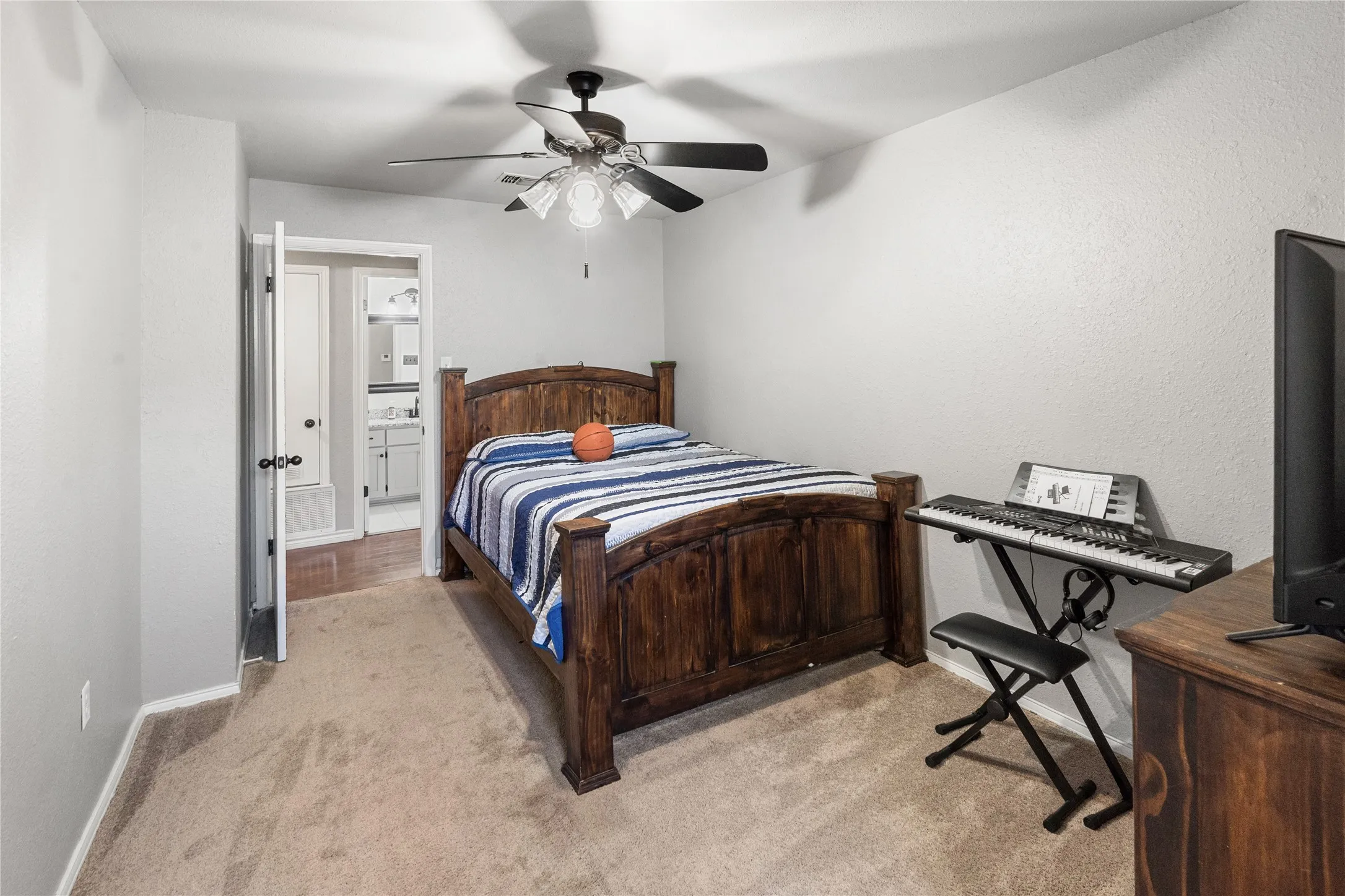 Single Family Residence For Sale in Hopkins County , 1712 Gena Drive, Sulphur Springs, Texas 75482, 4 Bedroom, 3 Bathroom, 2 Garage spaces, 2,413 Sqft, built in 1982, mls#21219401, Real Estate Agent in Sulphur Springs, Homes For Sale in Hopkins county, Homes For Sale in Sulphur Springs, Realtor in Sulphur Springs Texas, Real Estate Brokerage Independent Realty Texas, Luminita Cordes Realtor