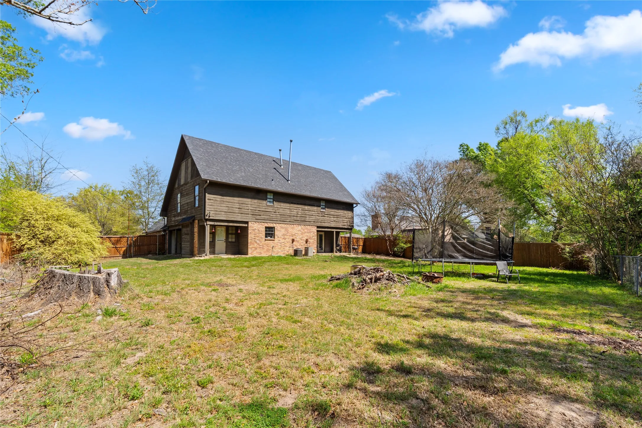 Single Family Residence For Sale in Hopkins County , 1712 Gena Drive, Sulphur Springs, Texas 75482, 4 Bedroom, 3 Bathroom, 2 Garage spaces, 2,413 Sqft, built in 1982, mls#21219401, Real Estate Agent in Sulphur Springs, Homes For Sale in Hopkins county, Homes For Sale in Sulphur Springs, Realtor in Sulphur Springs Texas, Real Estate Brokerage Independent Realty Texas, Luminita Cordes Realtor