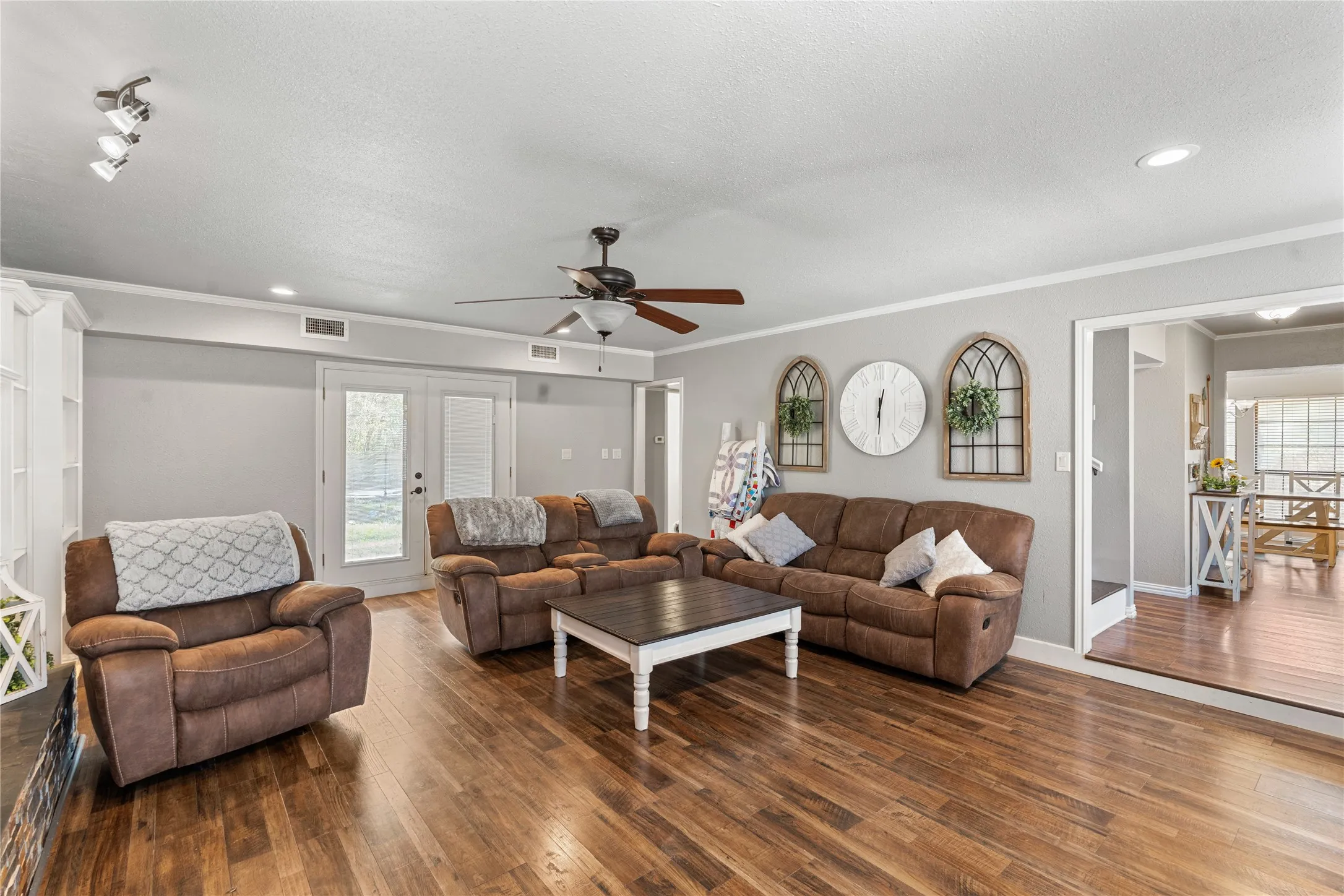 Single Family Residence For Sale in Hopkins County , 1712 Gena Drive, Sulphur Springs, Texas 75482, 4 Bedroom, 3 Bathroom, 2 Garage spaces, 2,413 Sqft, built in 1982, mls#21219401, Real Estate Agent in Sulphur Springs, Homes For Sale in Hopkins county, Homes For Sale in Sulphur Springs, Realtor in Sulphur Springs Texas, Real Estate Brokerage Independent Realty Texas, Luminita Cordes Realtor