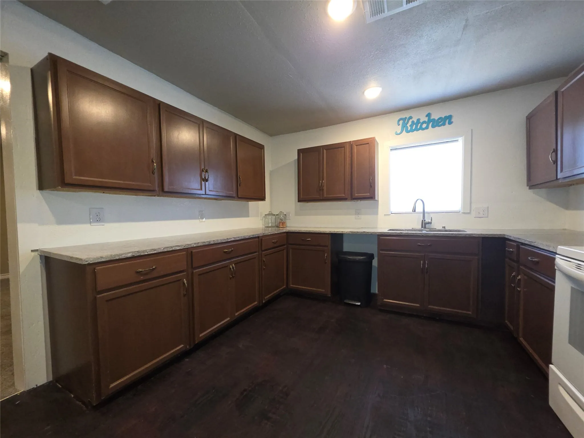 Single Family Residence For Sale in Limestone County , 409 E Houston Street, Mexia, Texas 76667, 3 Bedroom, 2 Bathroom, Garage spaces, 1,784 Sqft, built in 1957, mls#21199918, Real Estate Agent in Mexia, Homes For Sale in Limestone county, Homes For Sale in Mexia, Realtor in Mexia Texas, Real Estate Brokerage Independent Realty Texas, Luminita Cordes Realtor