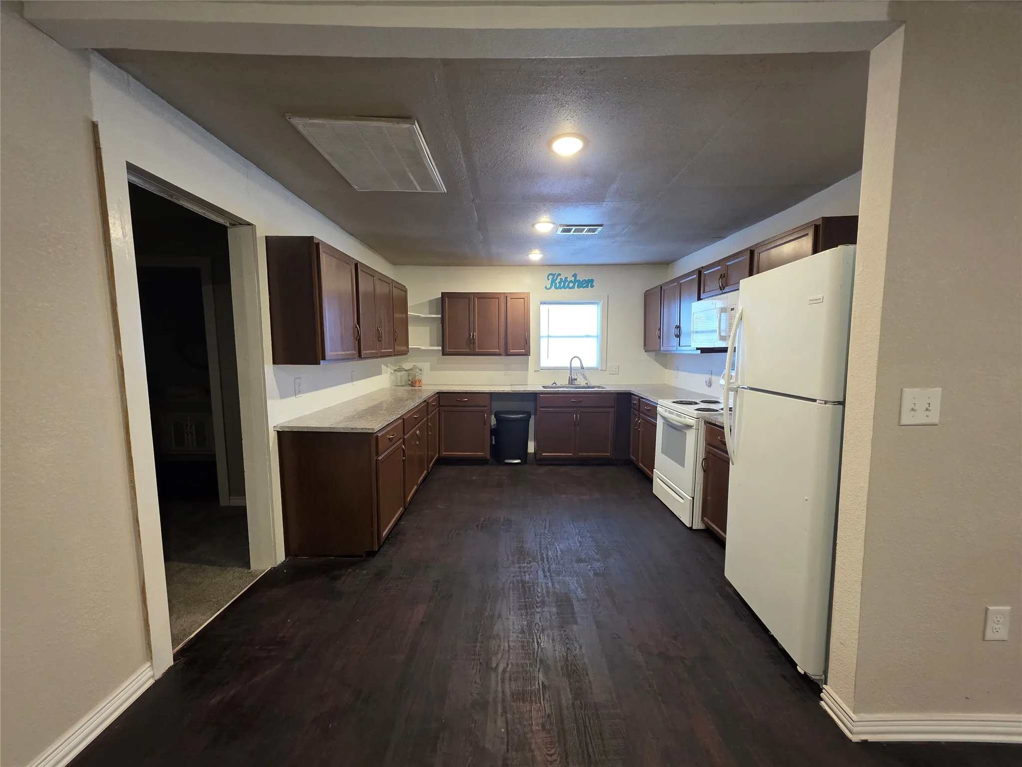 Single Family Residence For Sale in Limestone County , 409 E Houston Street, Mexia, Texas 76667, 3 Bedroom, 2 Bathroom, Garage spaces, 1,784 Sqft, built in 1957, mls#21199918, Real Estate Agent in Mexia, Homes For Sale in Limestone county, Homes For Sale in Mexia, Realtor in Mexia Texas, Real Estate Brokerage Independent Realty Texas, Luminita Cordes Realtor