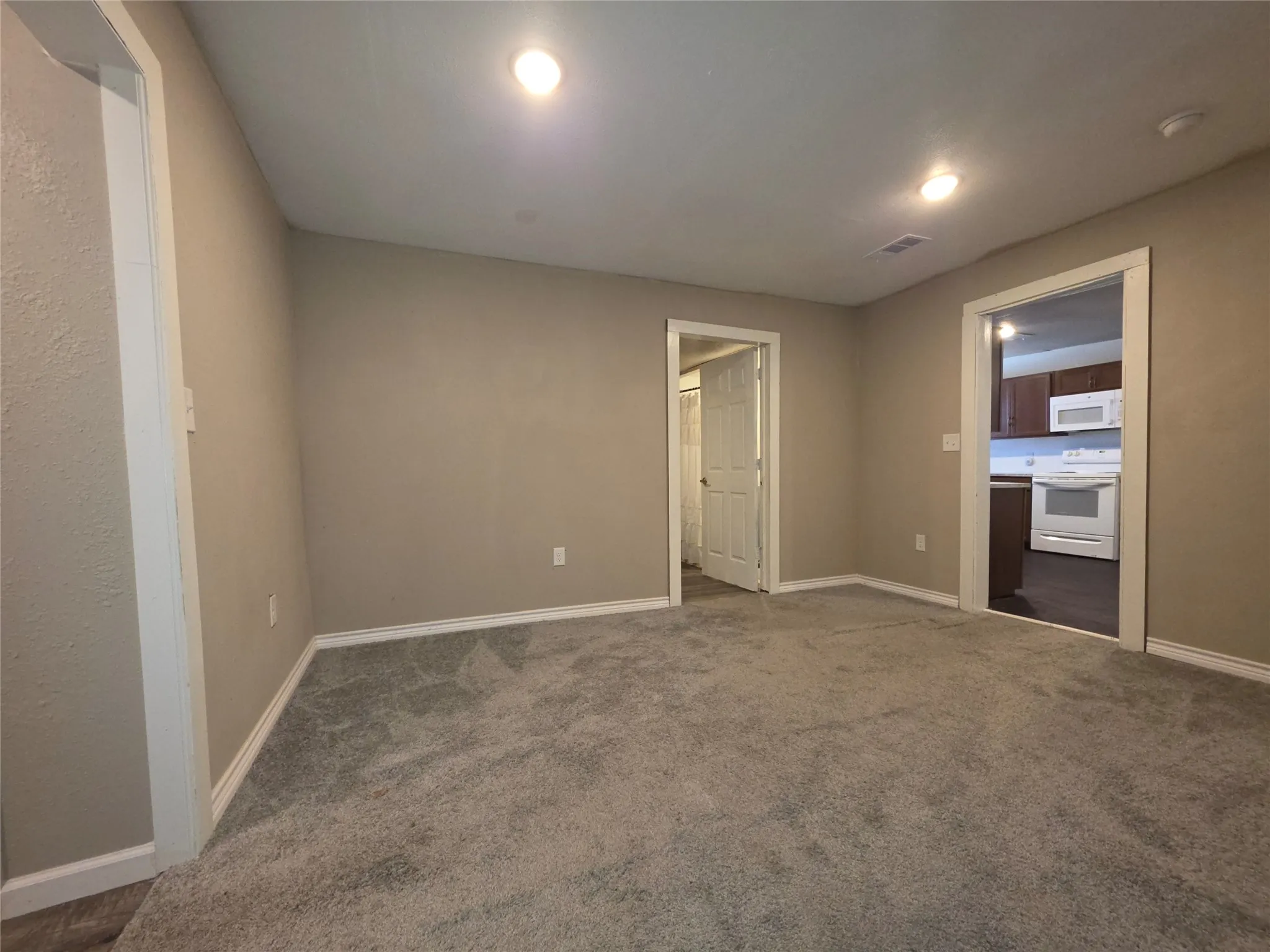 Single Family Residence For Sale in Limestone County , 409 E Houston Street, Mexia, Texas 76667, 3 Bedroom, 2 Bathroom, Garage spaces, 1,784 Sqft, built in 1957, mls#21199918, Real Estate Agent in Mexia, Homes For Sale in Limestone county, Homes For Sale in Mexia, Realtor in Mexia Texas, Real Estate Brokerage Independent Realty Texas, Luminita Cordes Realtor