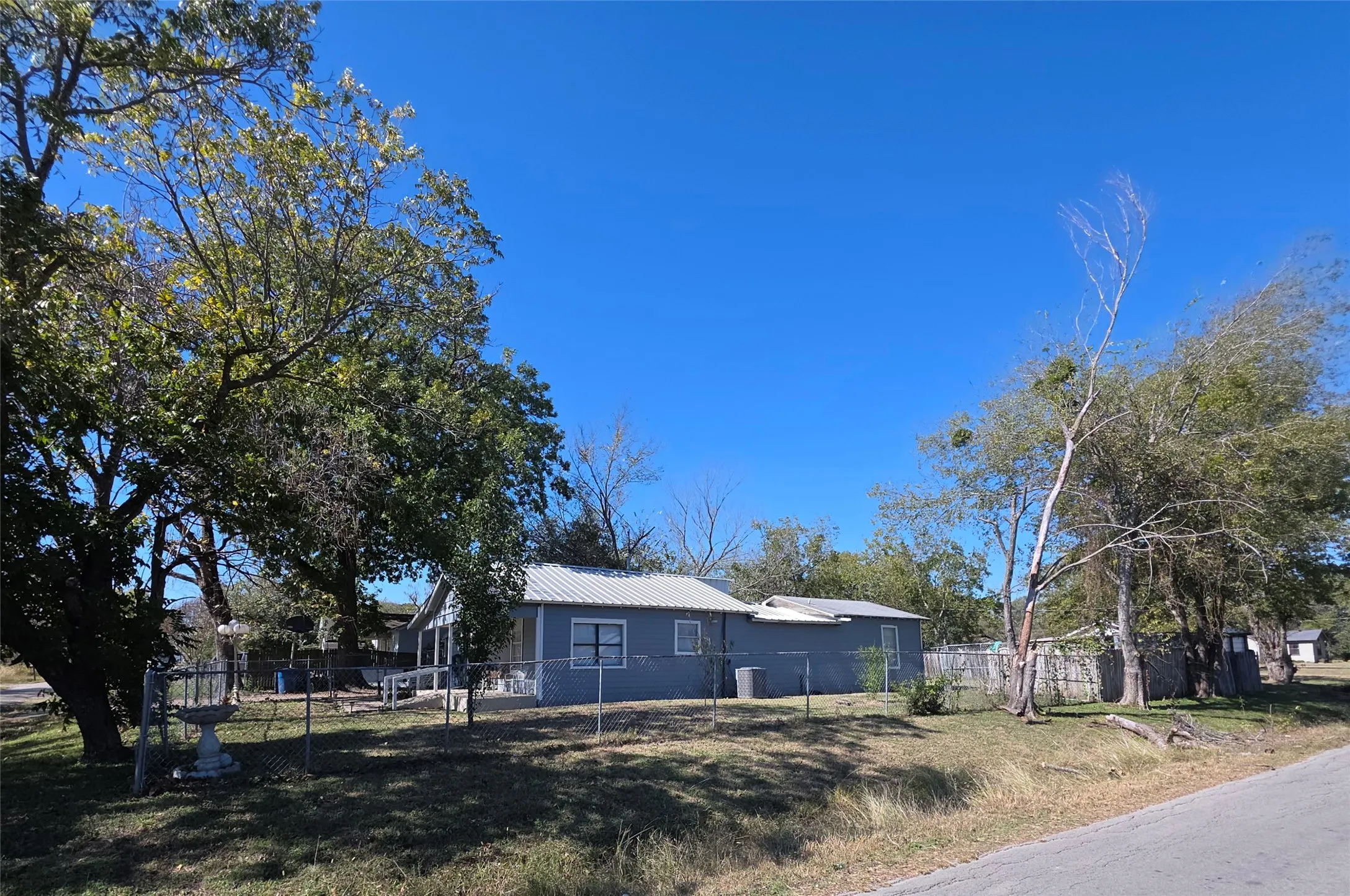 Single Family Residence For Sale in Limestone County , 409 E Houston Street, Mexia, Texas 76667, 3 Bedroom, 2 Bathroom, Garage spaces, 1,784 Sqft, built in 1957, mls#21199918, Real Estate Agent in Mexia, Homes For Sale in Limestone county, Homes For Sale in Mexia, Realtor in Mexia Texas, Real Estate Brokerage Independent Realty Texas, Luminita Cordes Realtor