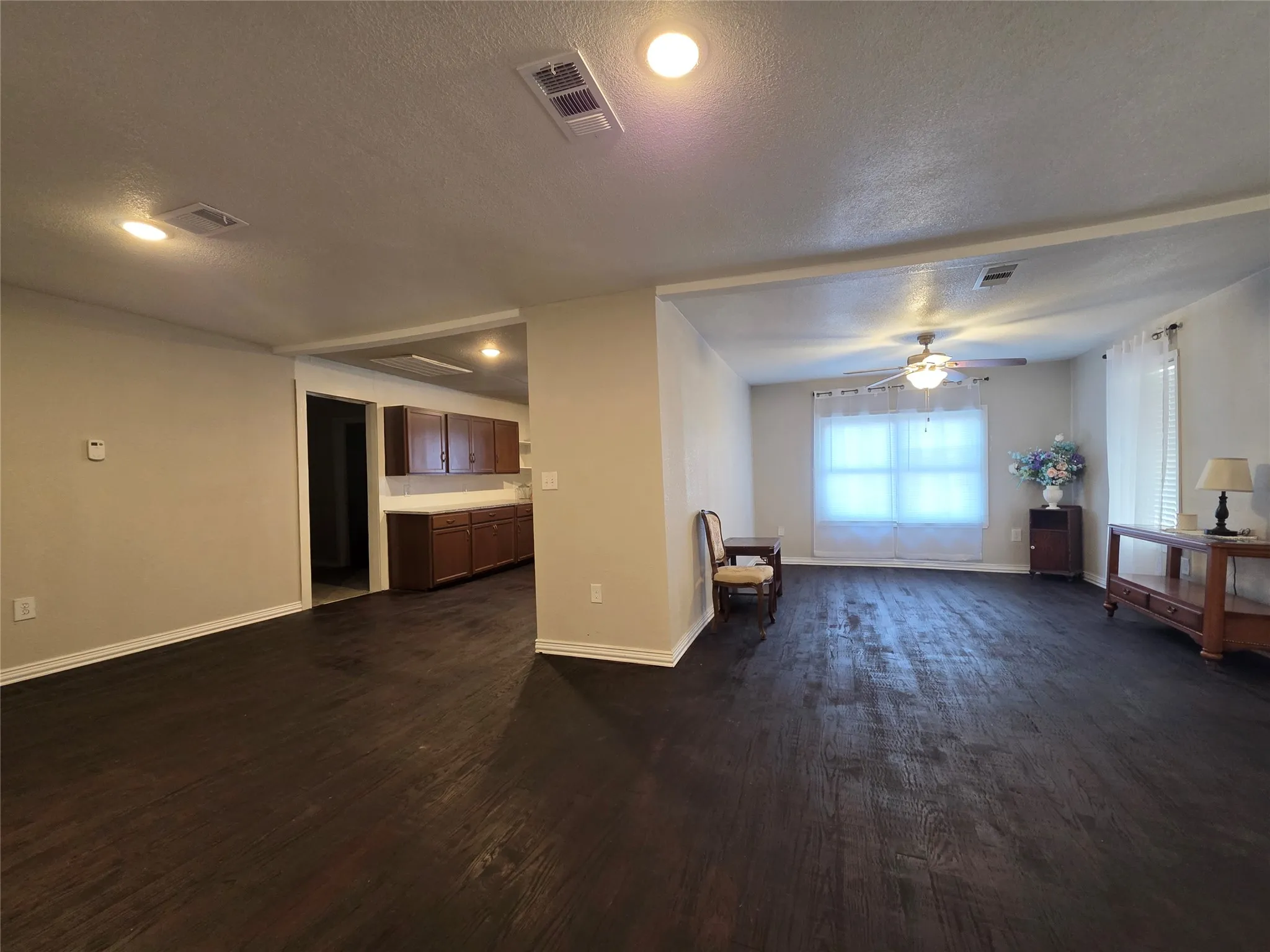 Single Family Residence For Sale in Limestone County , 409 E Houston Street, Mexia, Texas 76667, 3 Bedroom, 2 Bathroom, Garage spaces, 1,784 Sqft, built in 1957, mls#21199918, Real Estate Agent in Mexia, Homes For Sale in Limestone county, Homes For Sale in Mexia, Realtor in Mexia Texas, Real Estate Brokerage Independent Realty Texas, Luminita Cordes Realtor