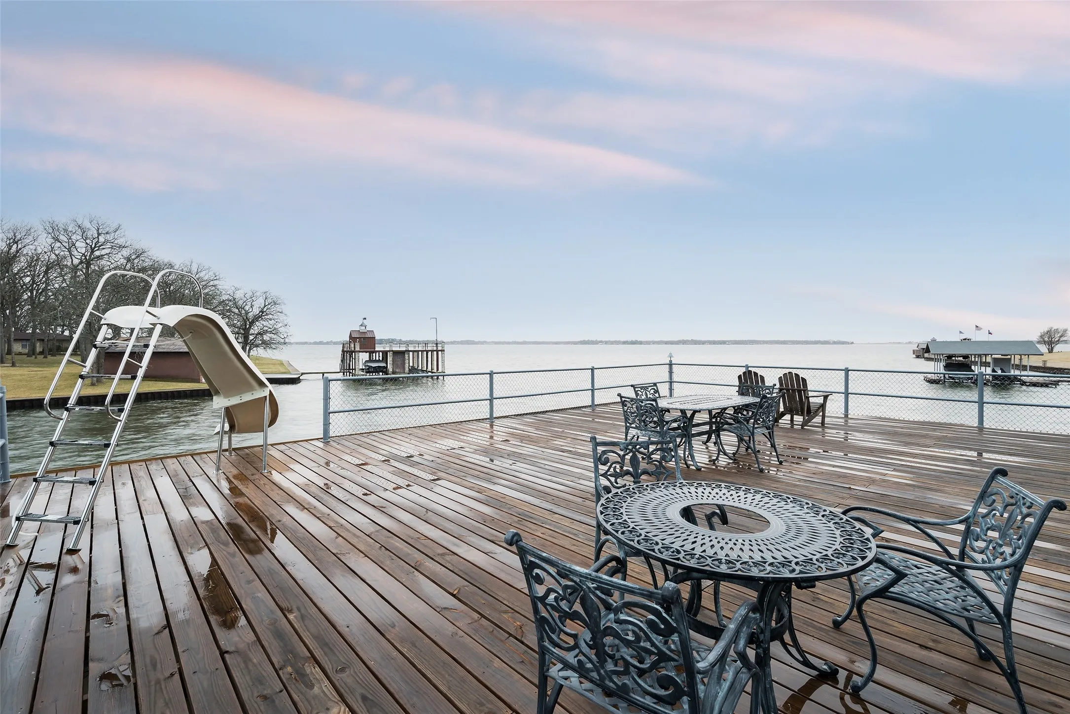 Upper deck of Boatdock